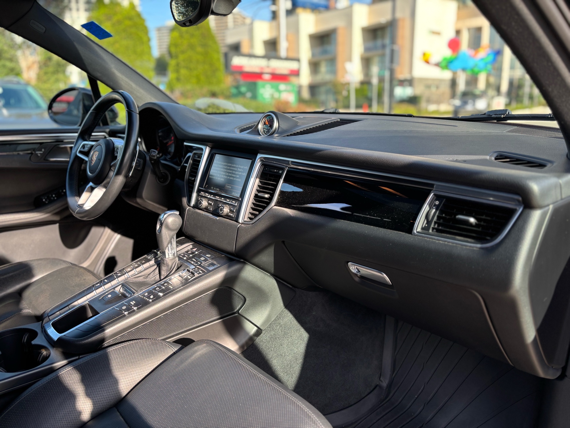 /canwestautoinc/2015-Porsche-Macan-5273390584334923.jpg