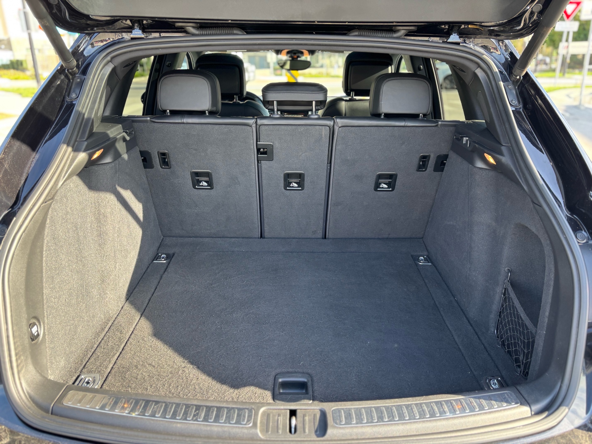 /canwestautoinc/2015-Porsche-Macan-6189479923168373.jpg