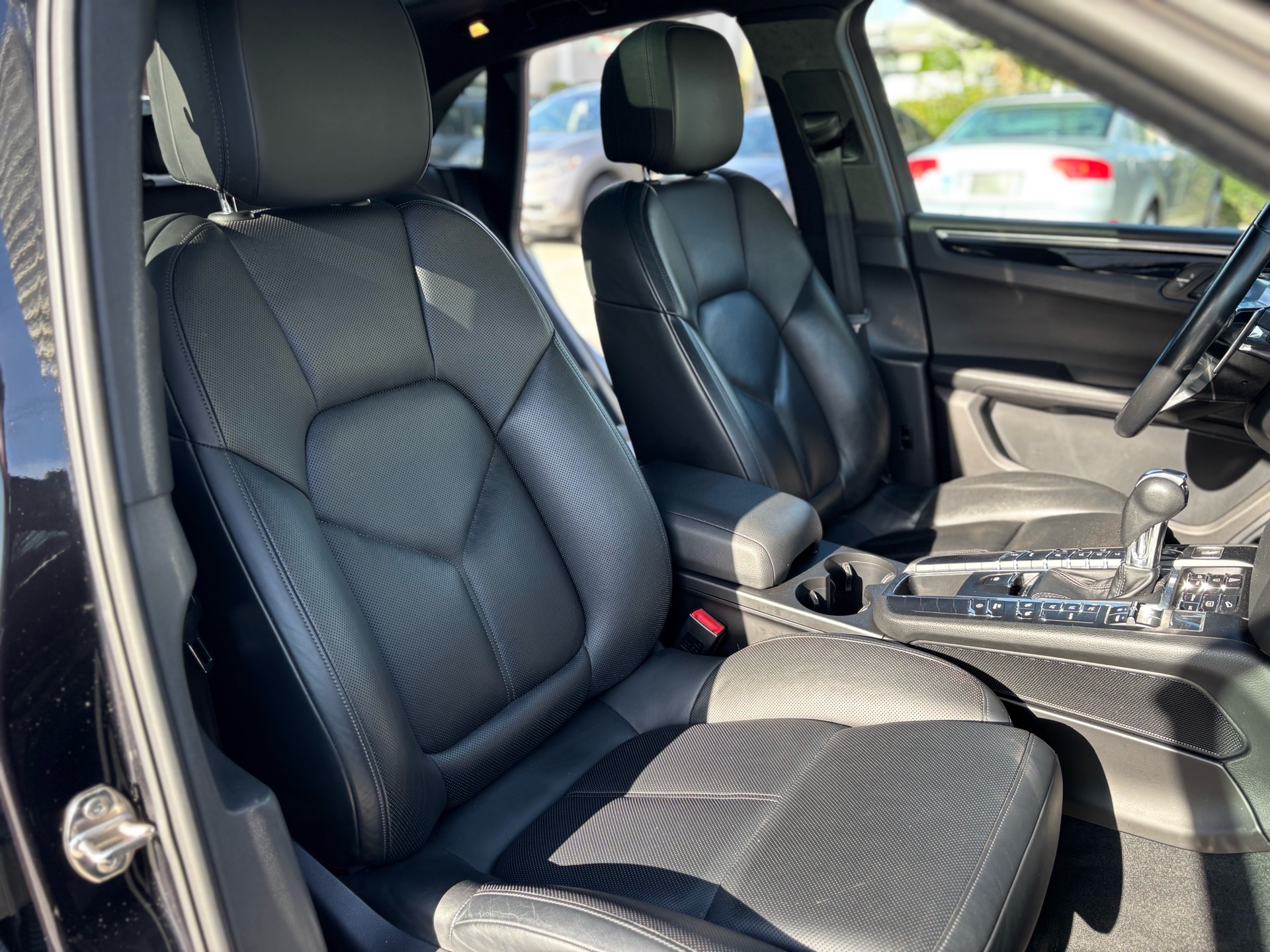 /canwestautoinc/2015-Porsche-Macan-695030799356156.jpg