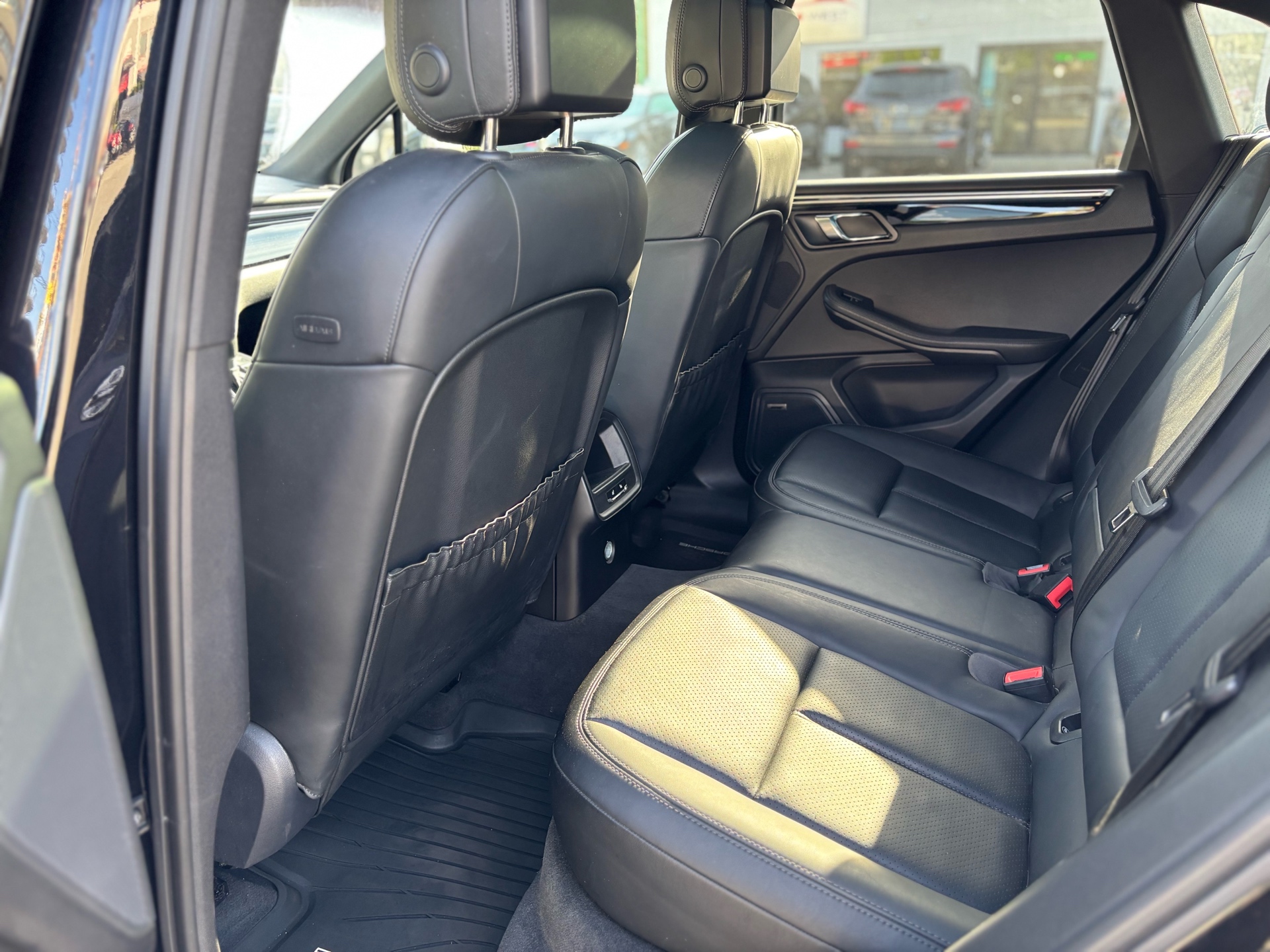 /canwestautoinc/2015-Porsche-Macan-8425897084530996.jpg