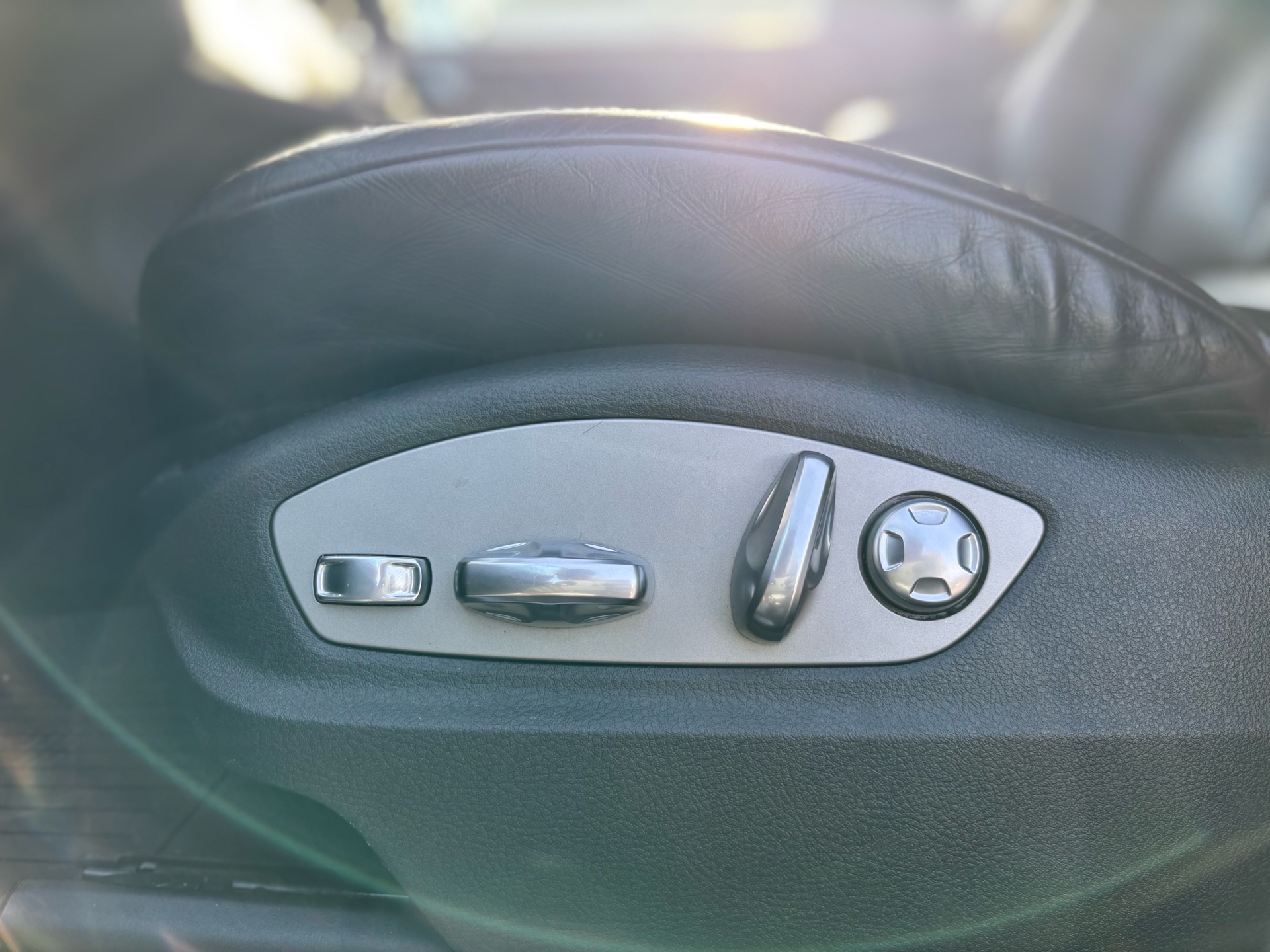 /canwestautoinc/2015-Porsche-Macan-8980506768935375.jpg