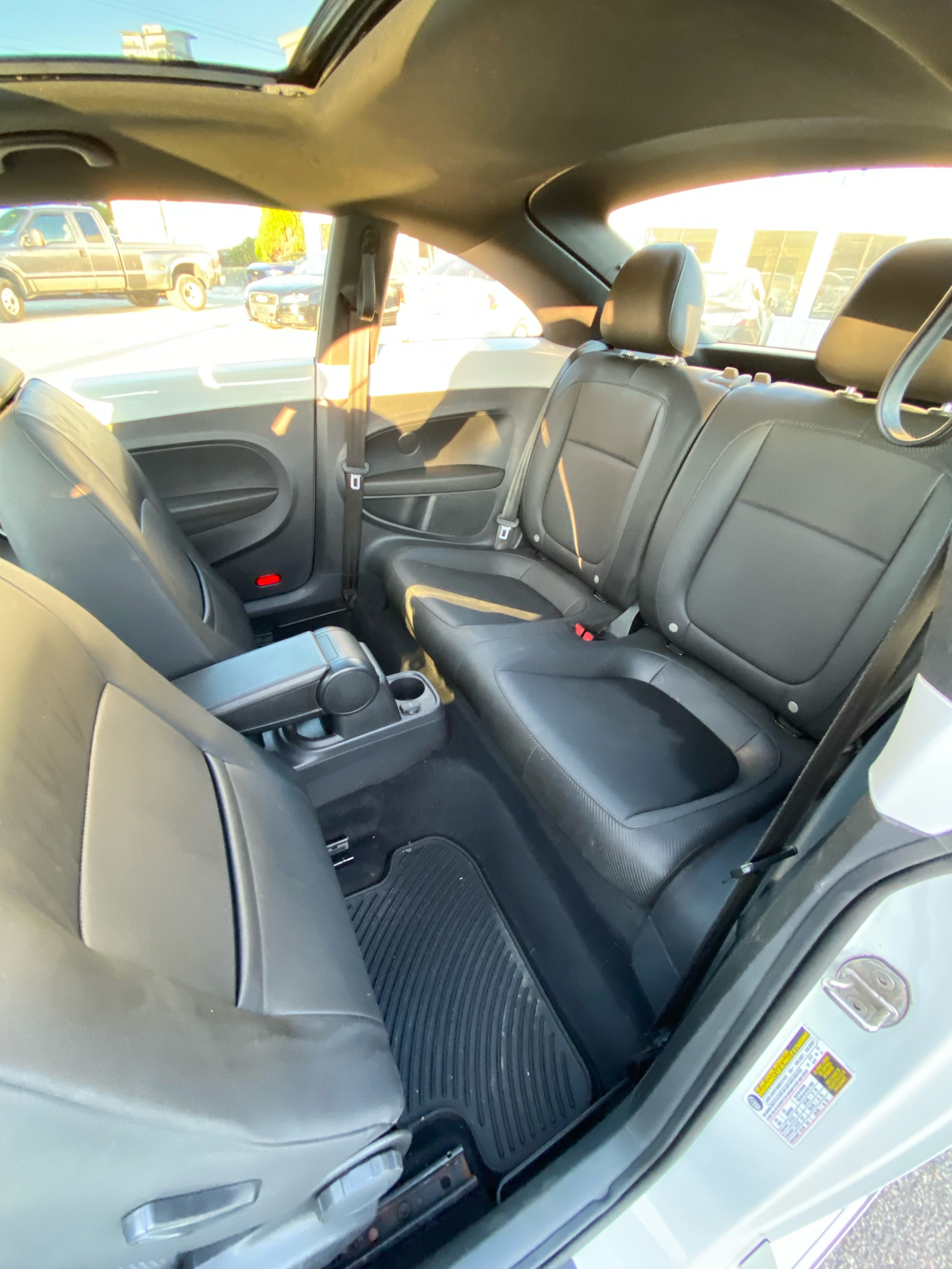 /canwestautoinc/2015-Volkswagen-Beetle-0657937650396283.jpg