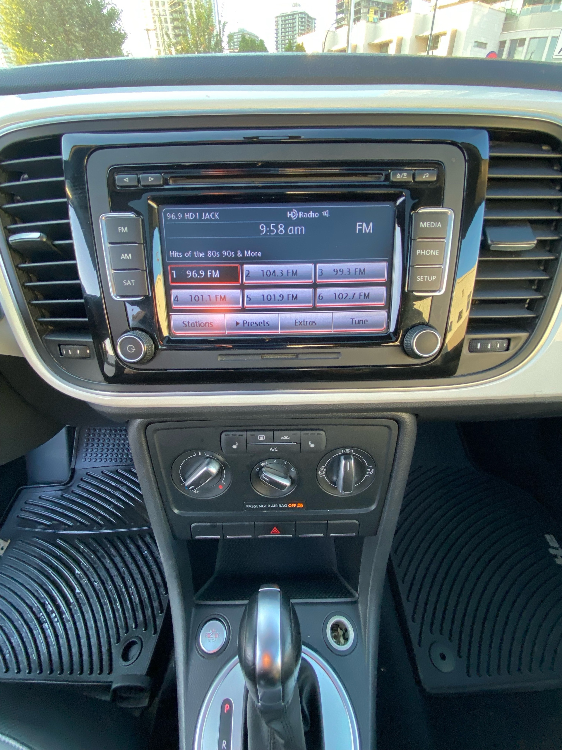 /canwestautoinc/2015-Volkswagen-Beetle-6798324233657838.jpg