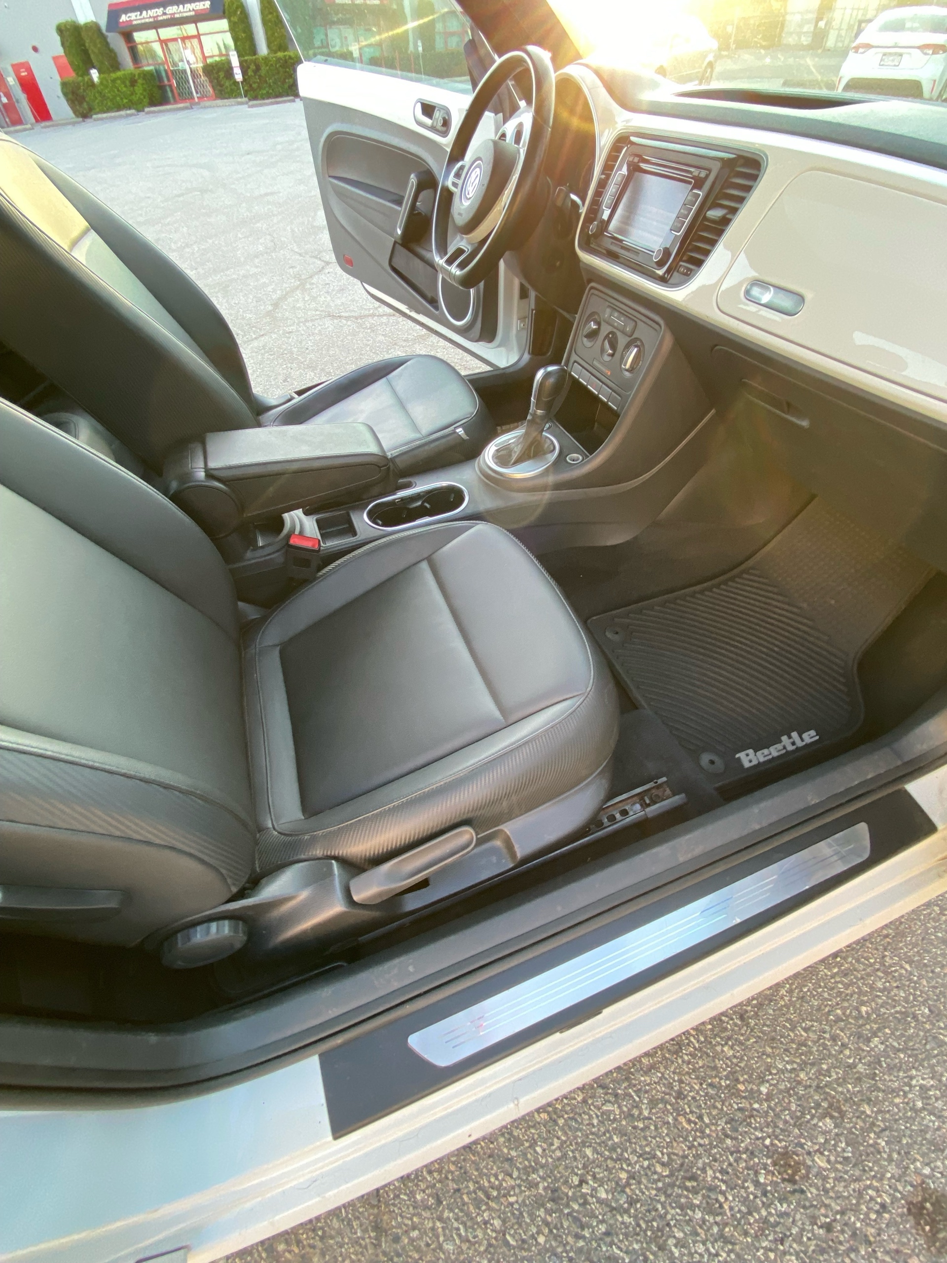 /canwestautoinc/2015-Volkswagen-Beetle-7409230922993475.jpg
