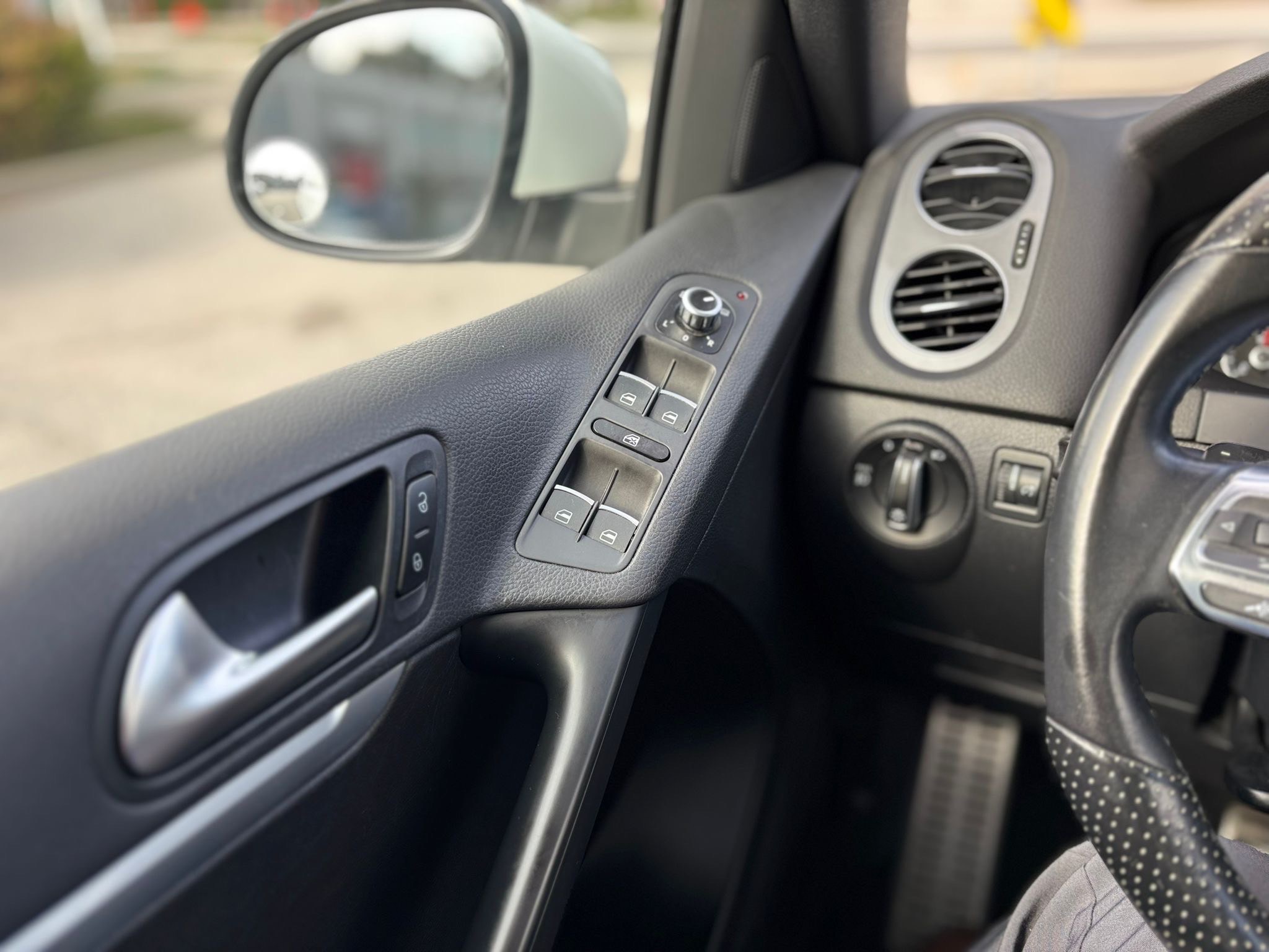 /canwestautoinc/2015-Volkswagen-Tiguan-33002160798563396.jpg