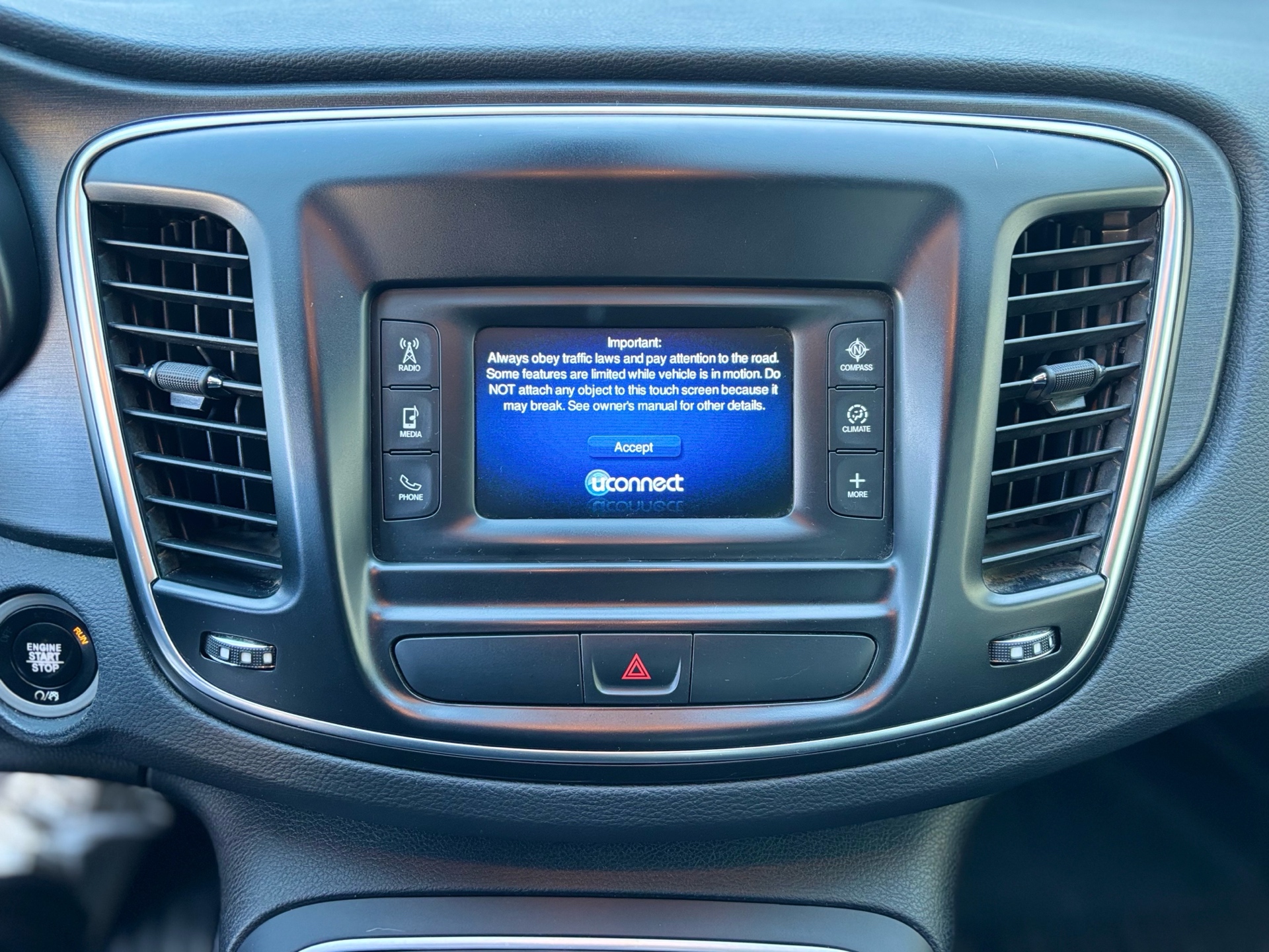 /canwestautoinc/2016-Chrysler-200-9922180634975619.jpg