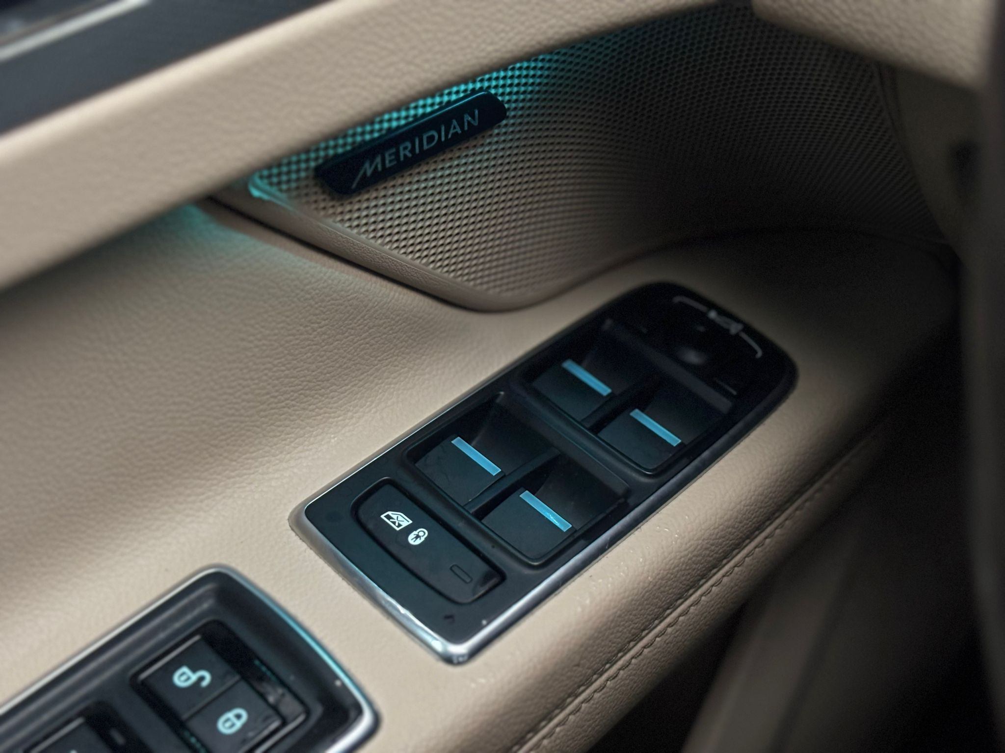 /canwestautoinc/2016-Jaguar-XF-3672665562390389.jpg