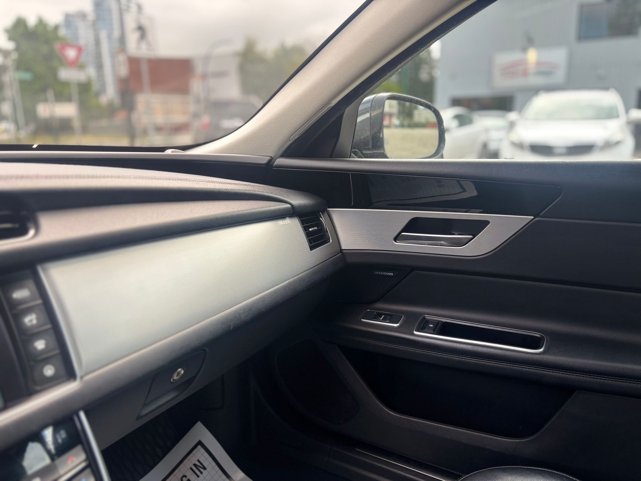 /canwestautoinc/2016-Jaguar-XF-41132359029934884.jpg