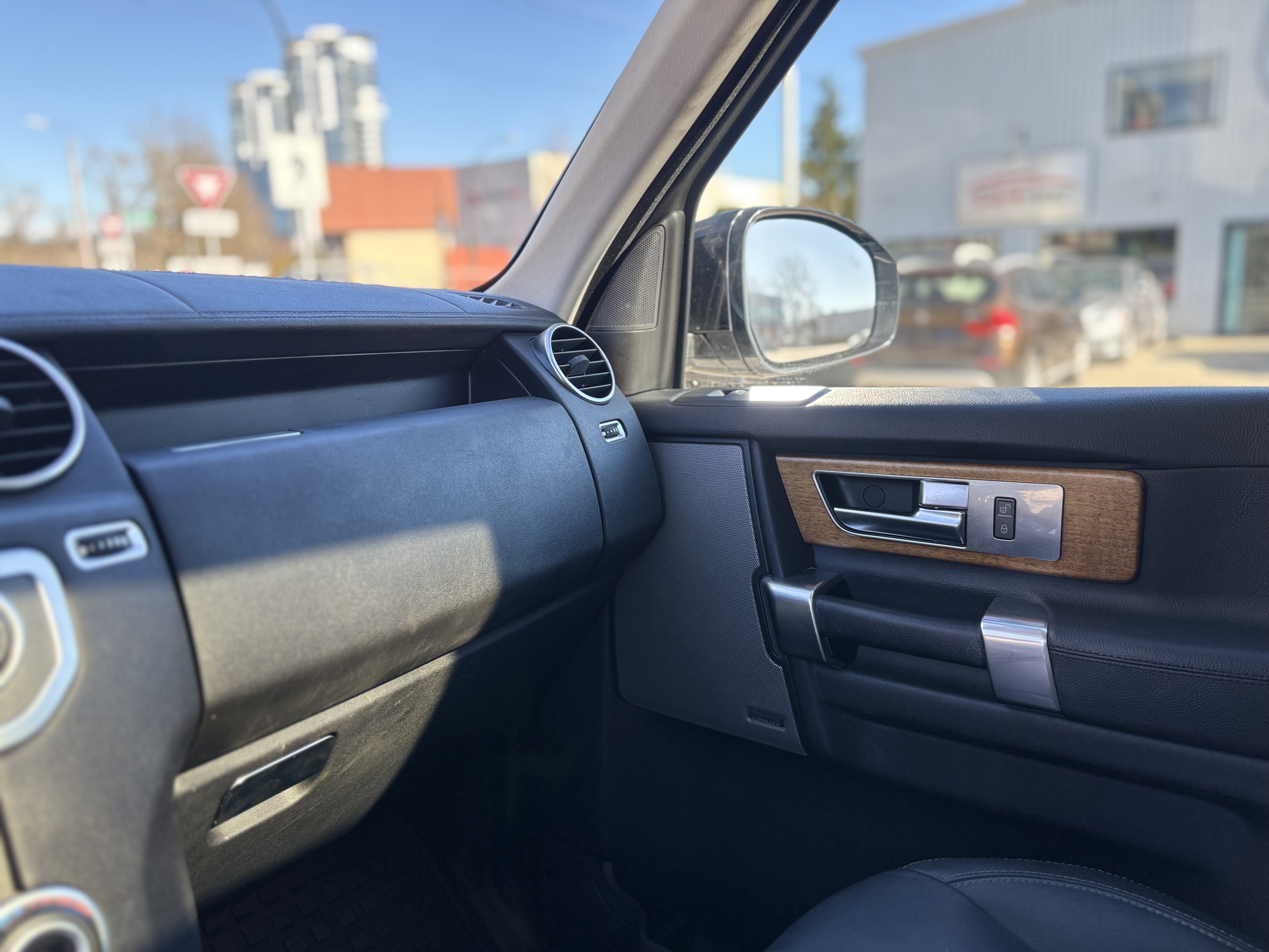 /canwestautoinc/2016-LandRover-LR4-1590799009667343.jpg