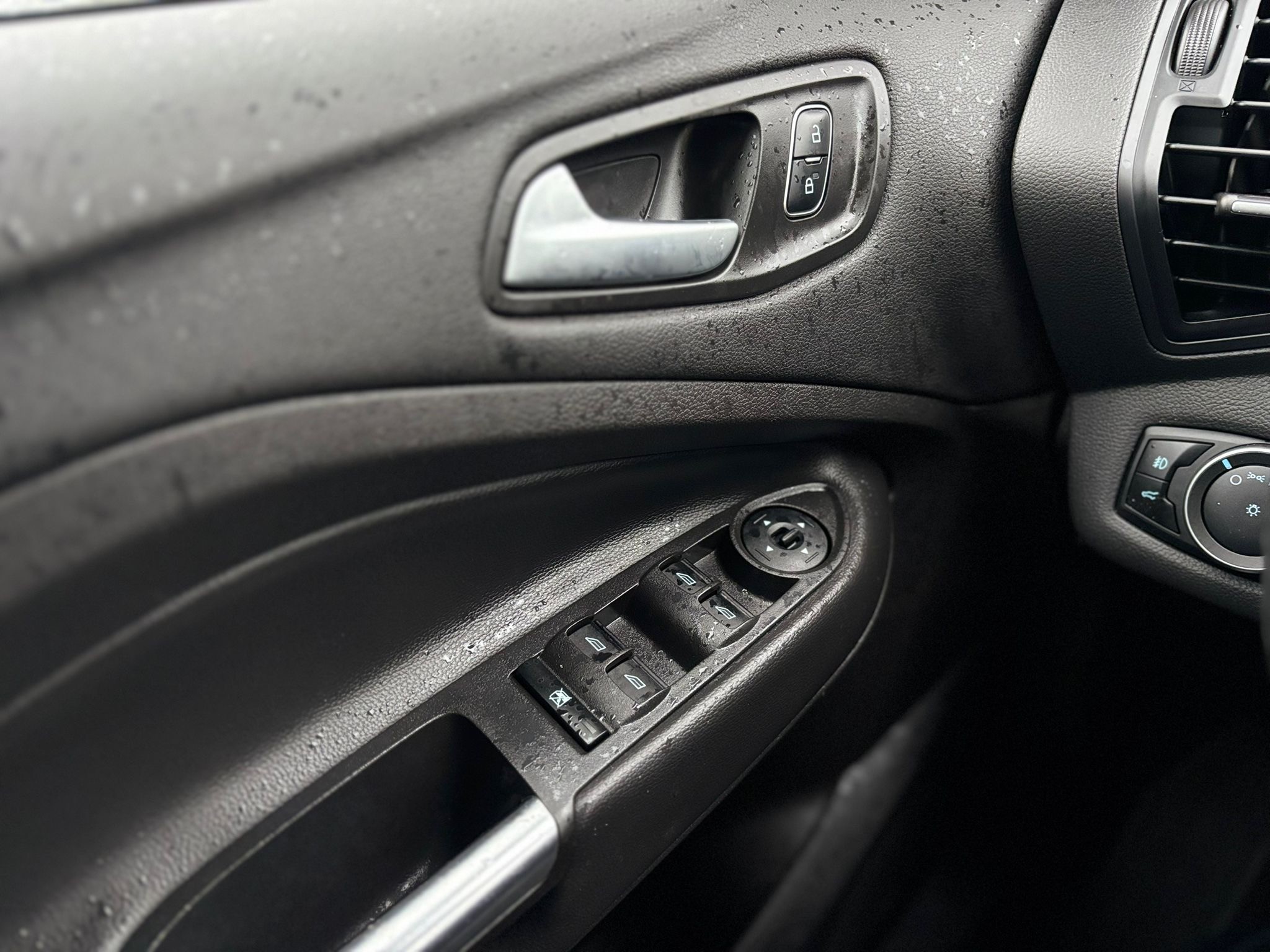 /canwestautoinc/2017-Ford-Escape-8379537830275403.jpg