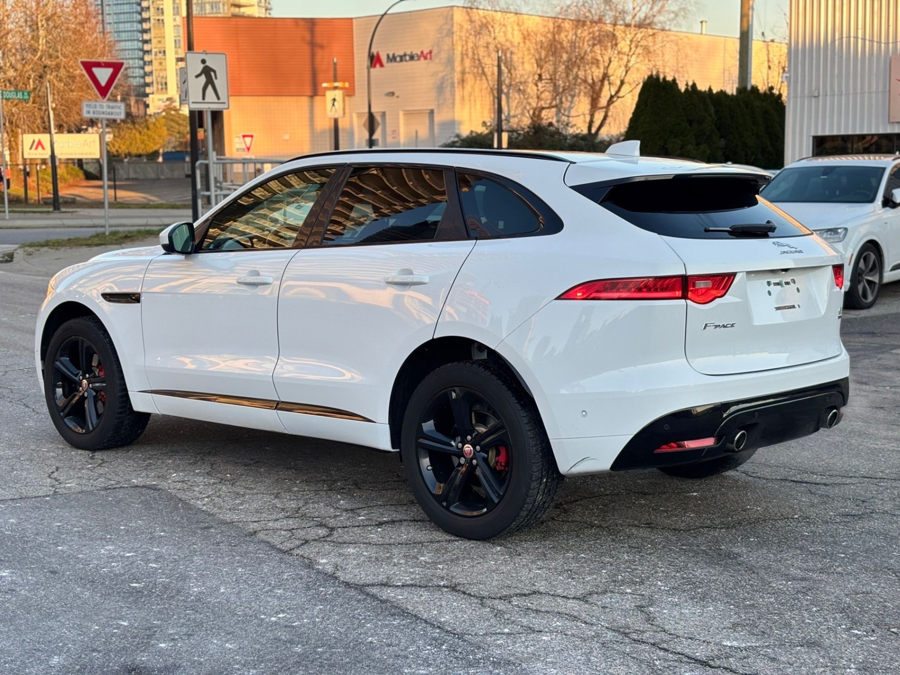 /canwestautoinc/2017-Jaguar-F-PACE-5704121582606623.jpg