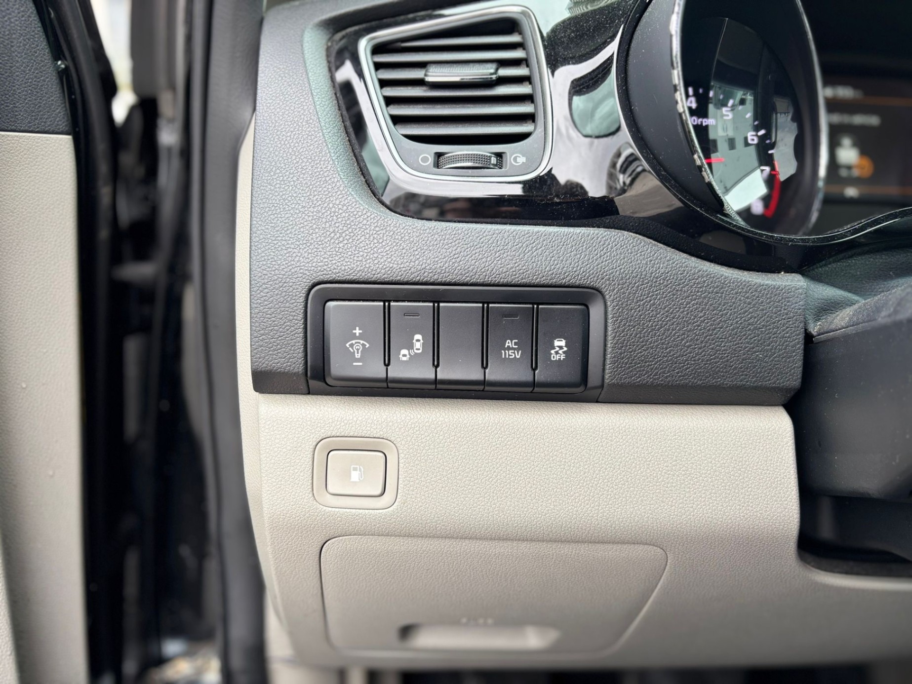 /canwestautoinc/2019-Kia-Sedona-3305518637974447.jpg