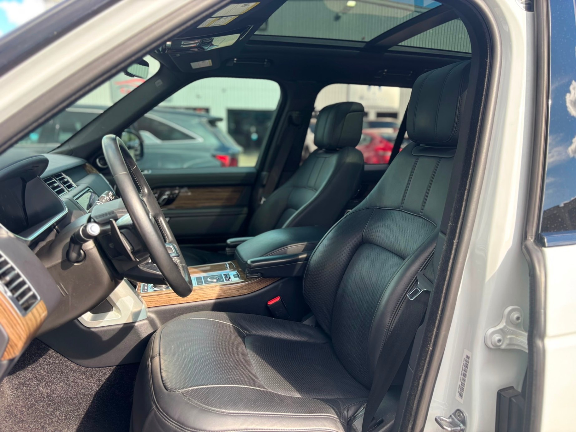 /canwestautoinc/2019-LandRover-RangeRover-9753514342901943.jpg