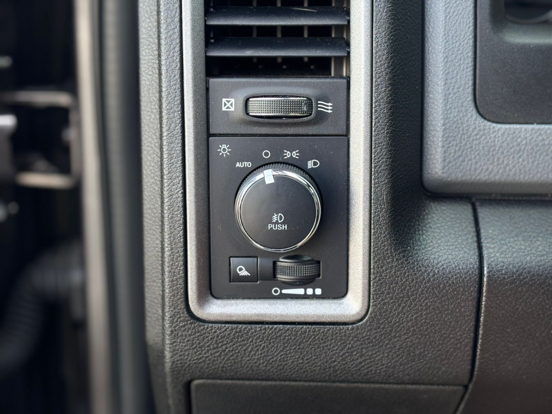 /canwestautoinc/2019-Ram-1500Classic-40661101251282616.jpg