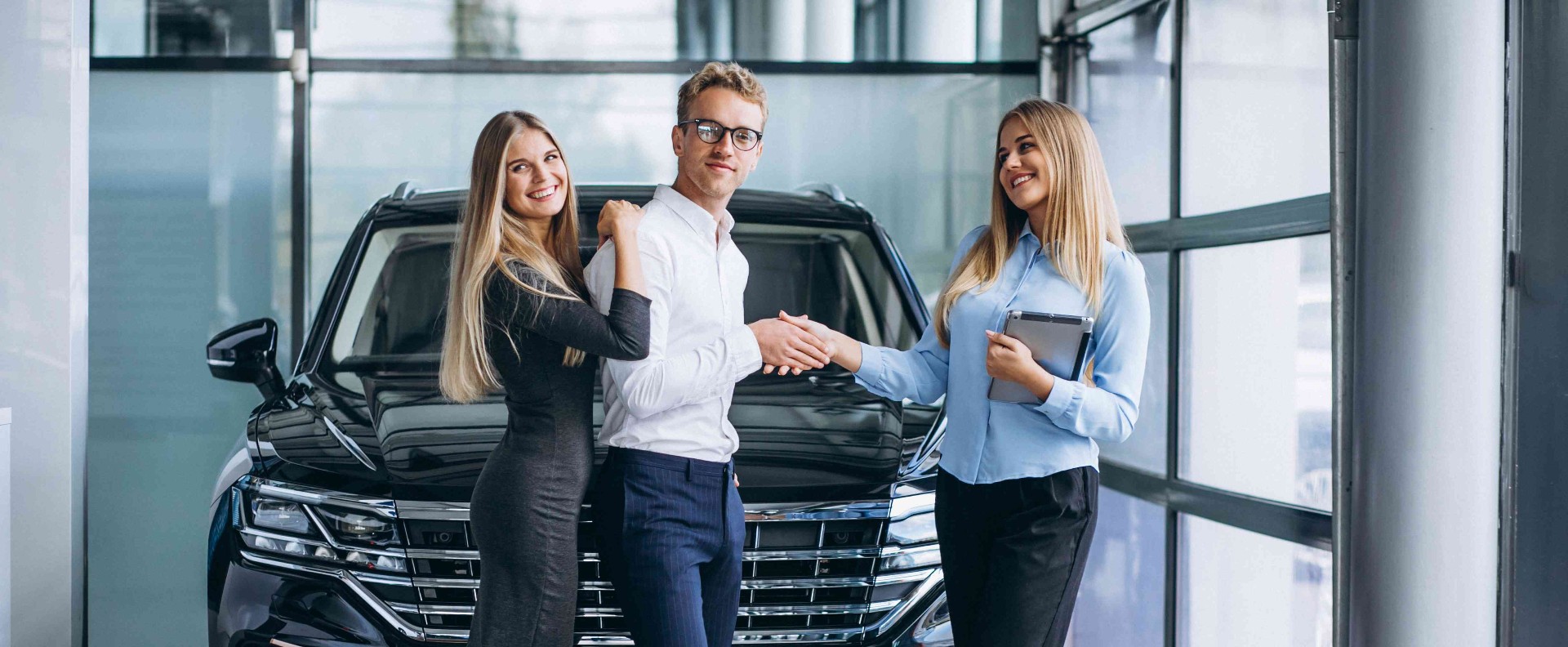 https://hillzcdn.ca/captainautosales/7888077502455362-young-couple-choosing-car-car-show-room.jpg