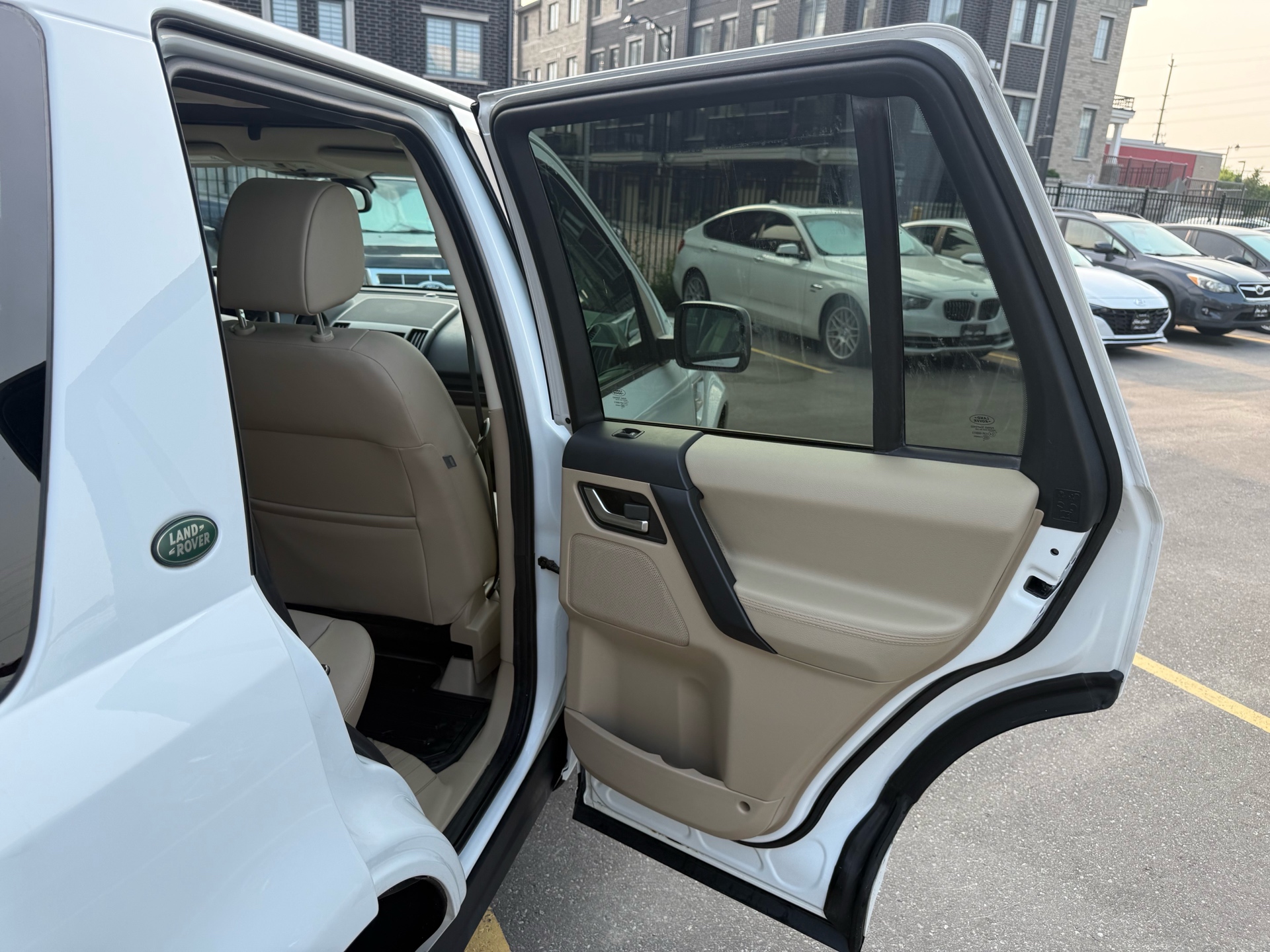 /carage/2014-LandRover-LR2-5350623176494633.jpg