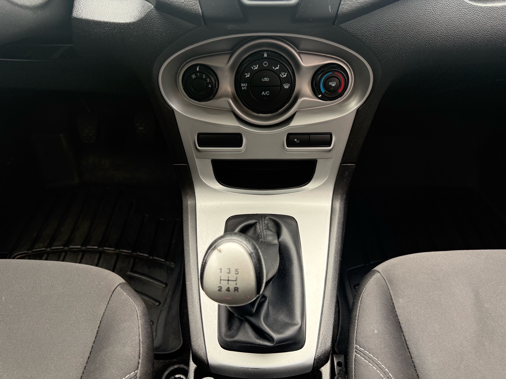 /carage/2015-Ford-Fiesta-1497932409231728.jpg