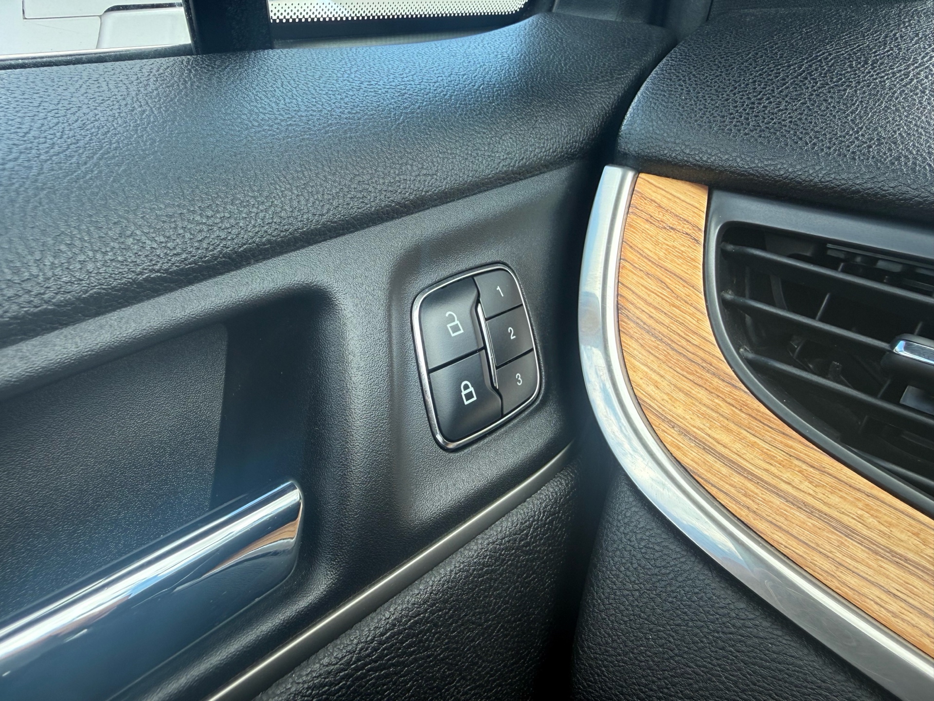 /carage/2015-Lincoln-MKC-4708681099890508.jpg