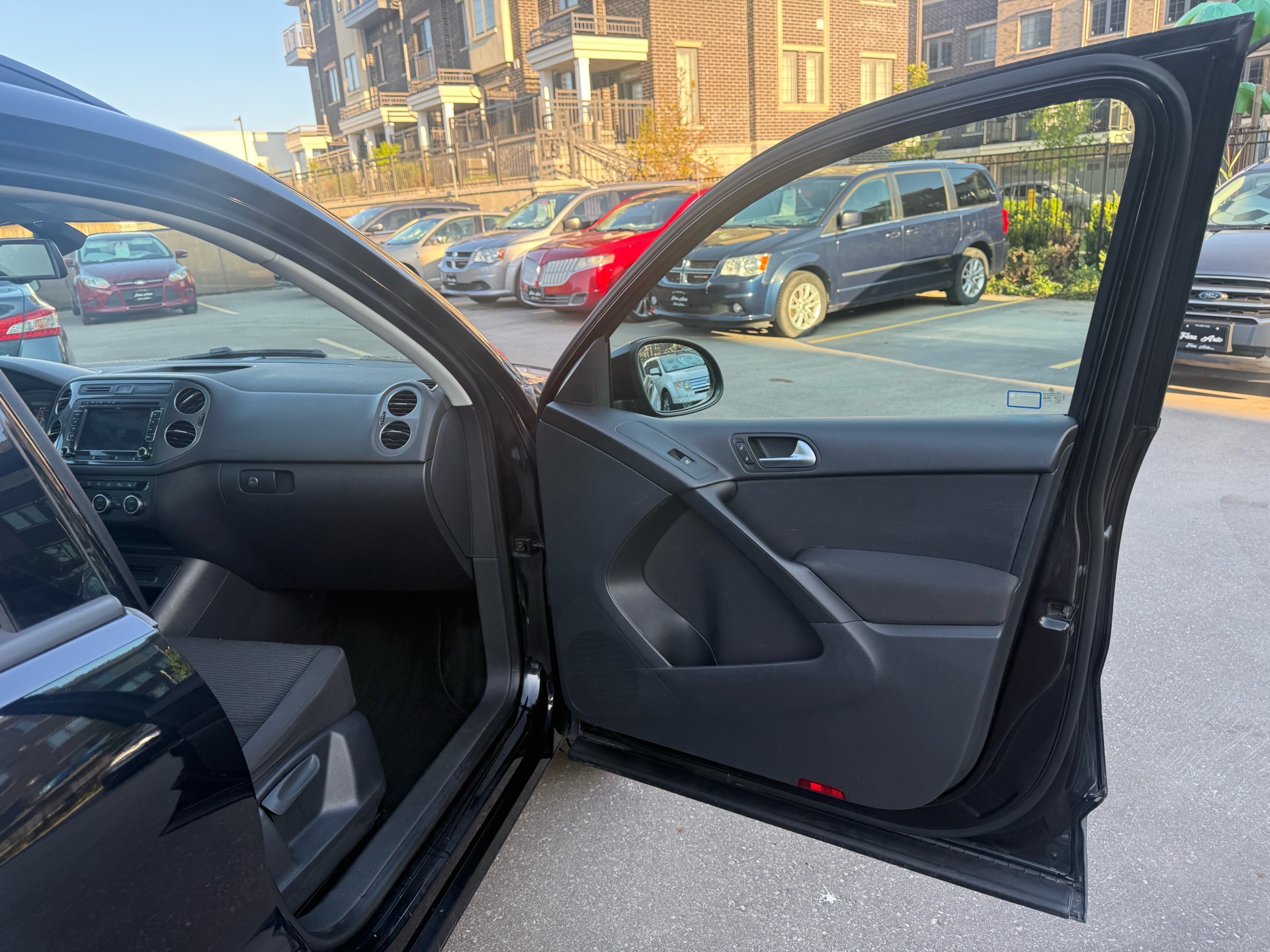 /carage/2015-Volkswagen-Tiguan-6886456655127702.jpg