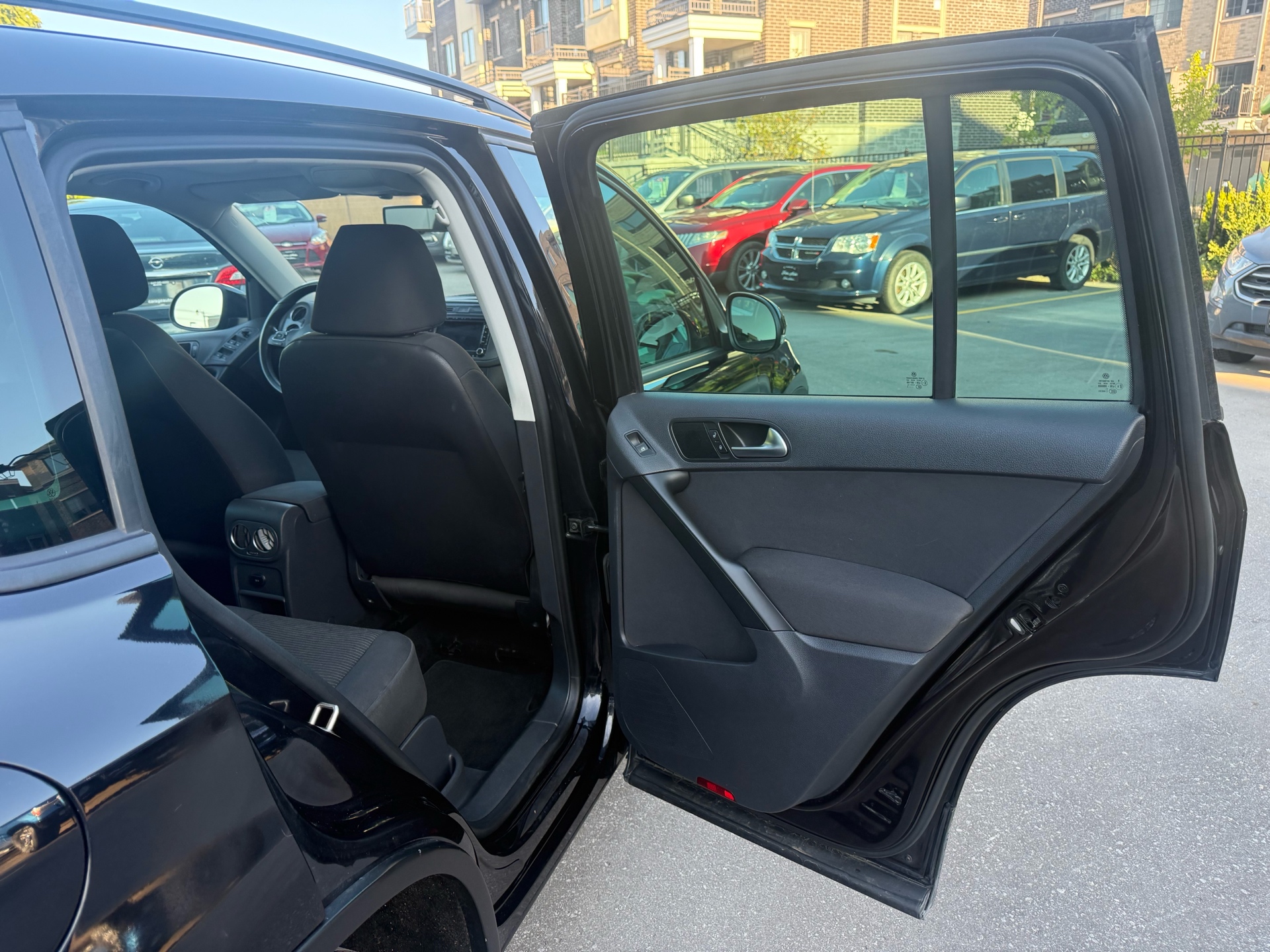 /carage/2015-Volkswagen-Tiguan-9566338068074898.jpg