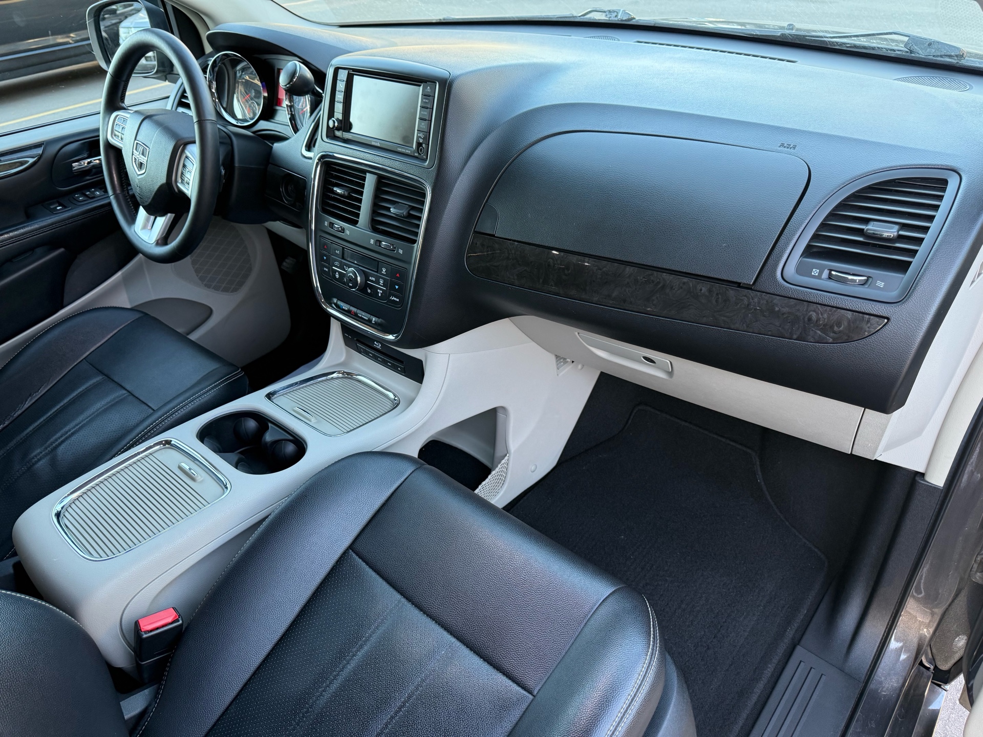 /carage/2016-Dodge-GrandCaravan-008811505344634485.jpg