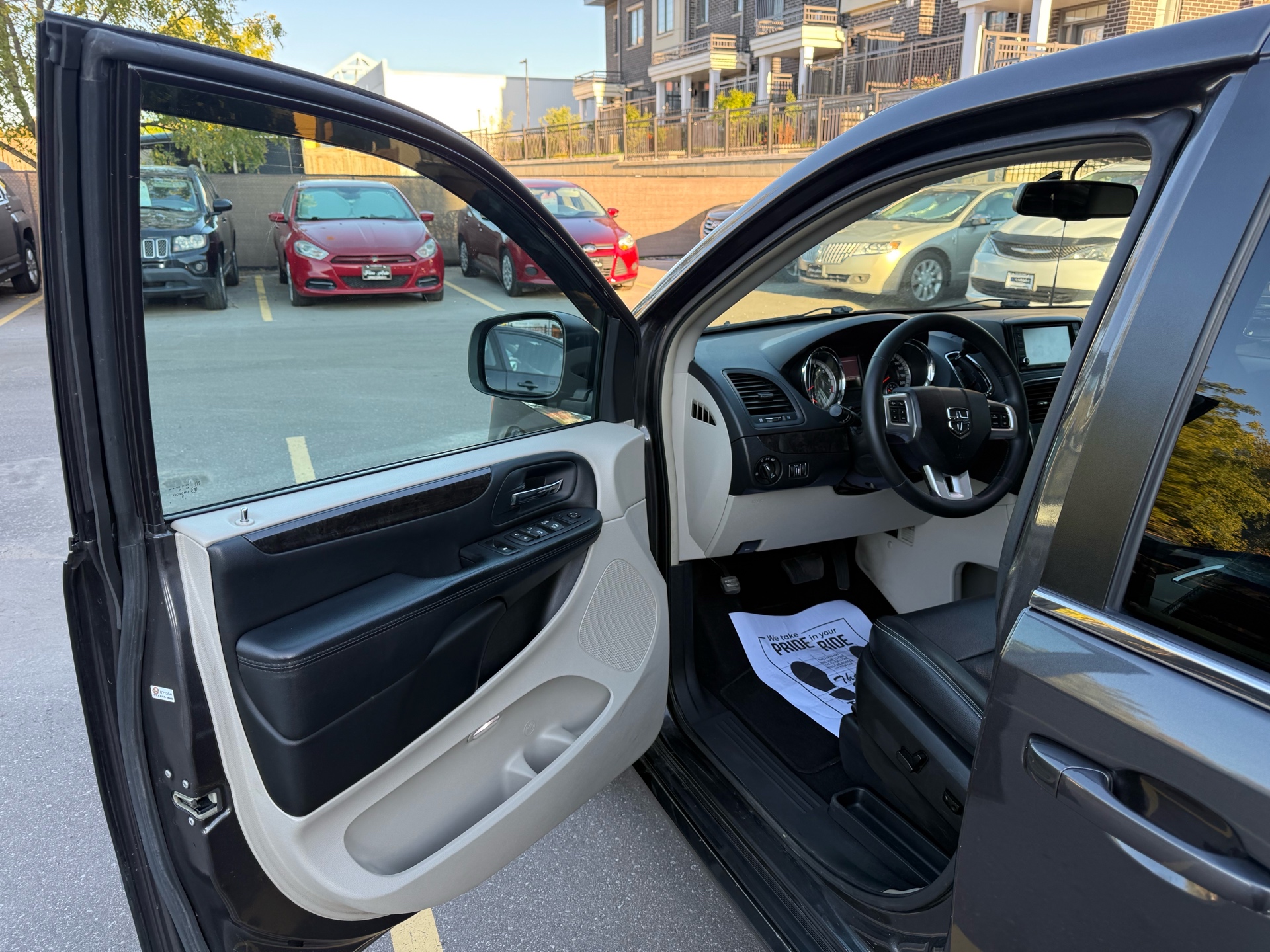 /carage/2016-Dodge-GrandCaravan-39753748396827726.jpg