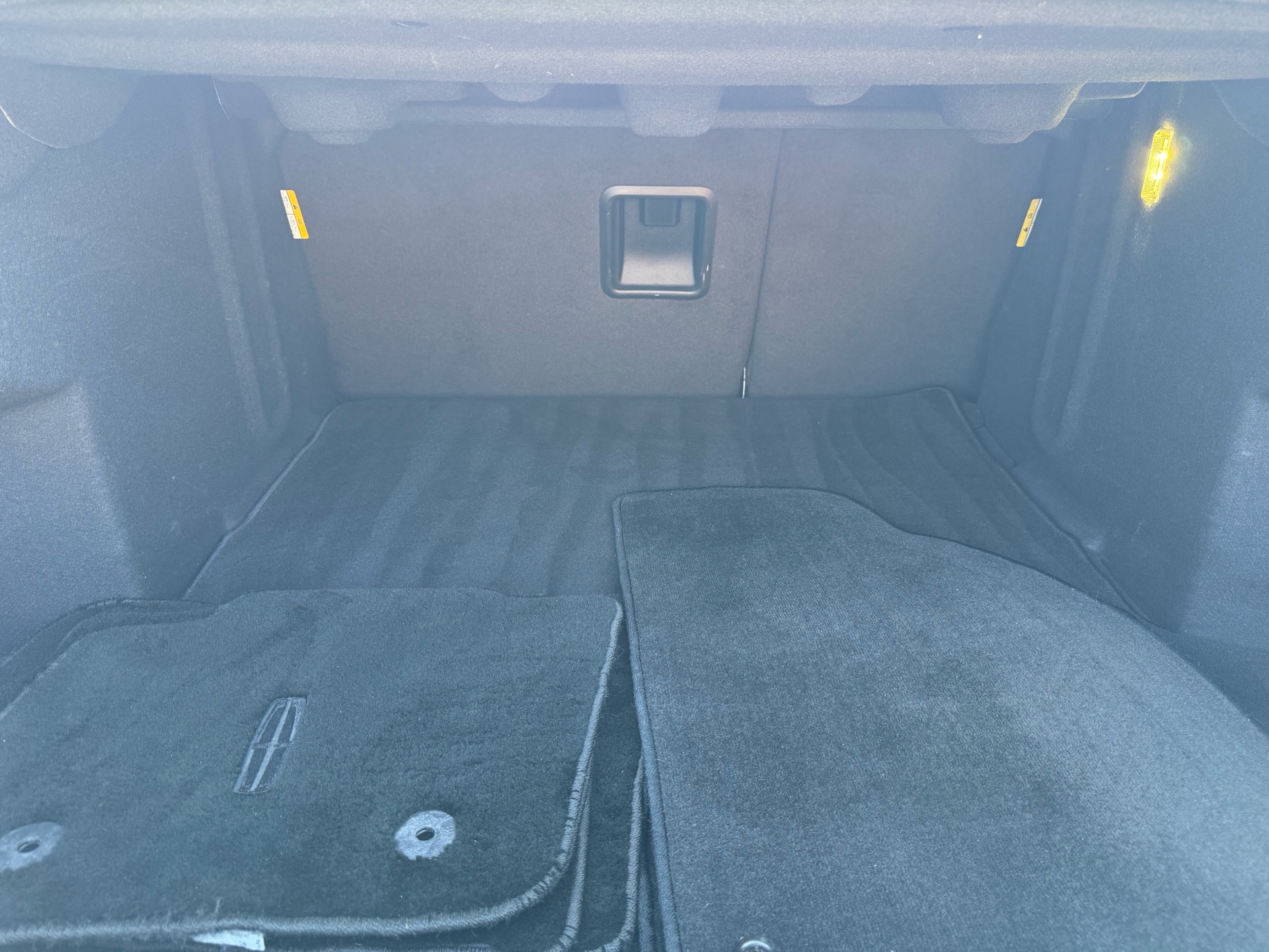 /carage/2016-Lincoln-MKZ-017500425293144106.jpg