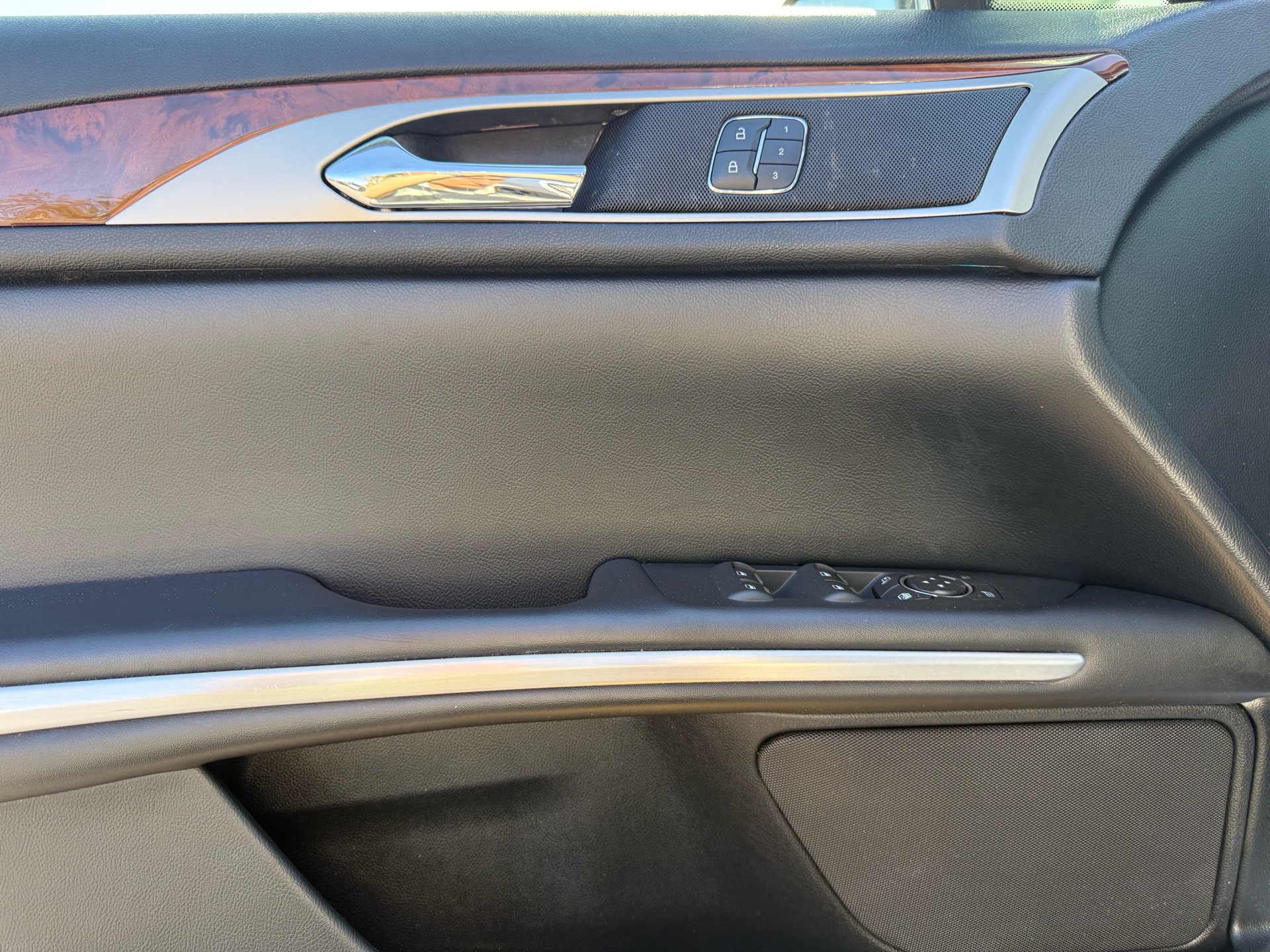/carage/2016-Lincoln-MKZ-2395201274589145.jpg