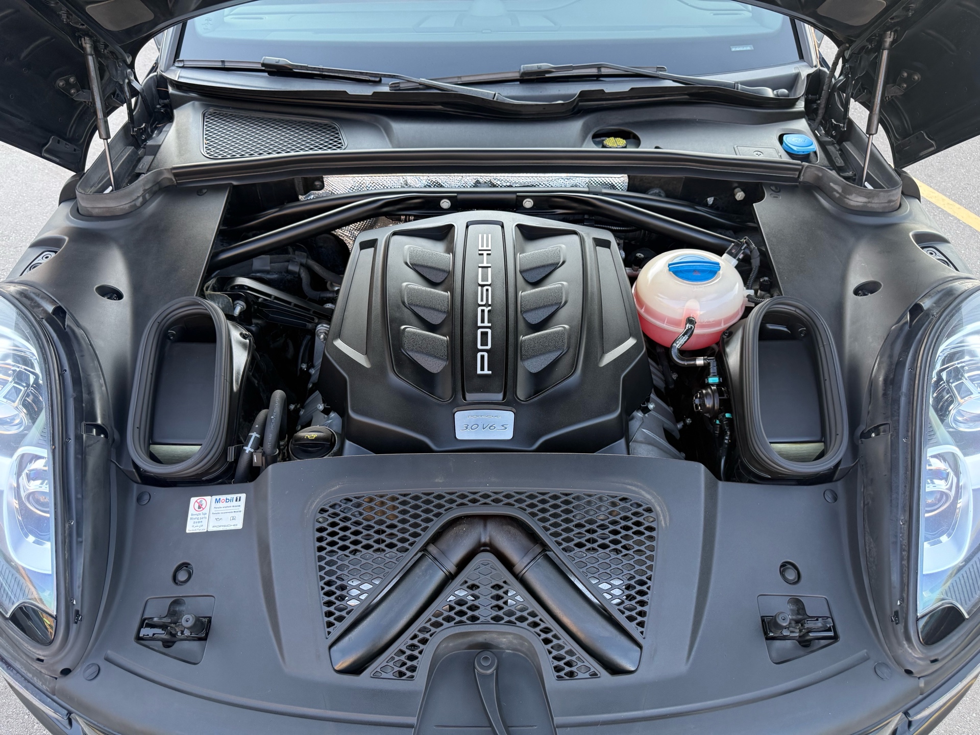 /carage/2016-Porsche-Macan-030898117882715903.jpg