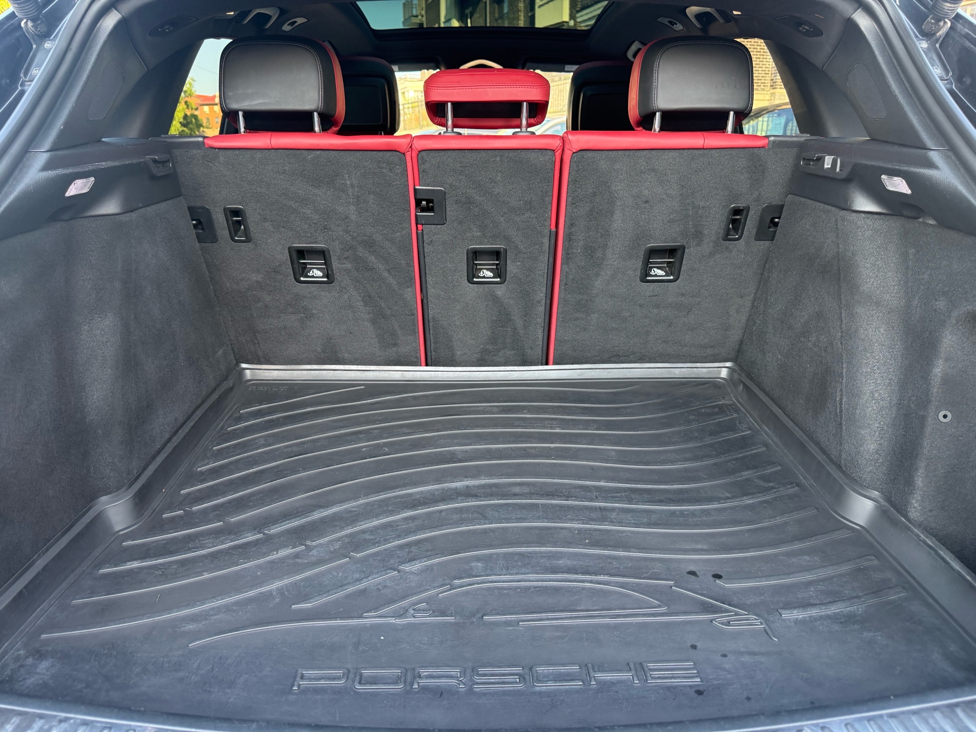 /carage/2016-Porsche-Macan-2399625327563426.jpg