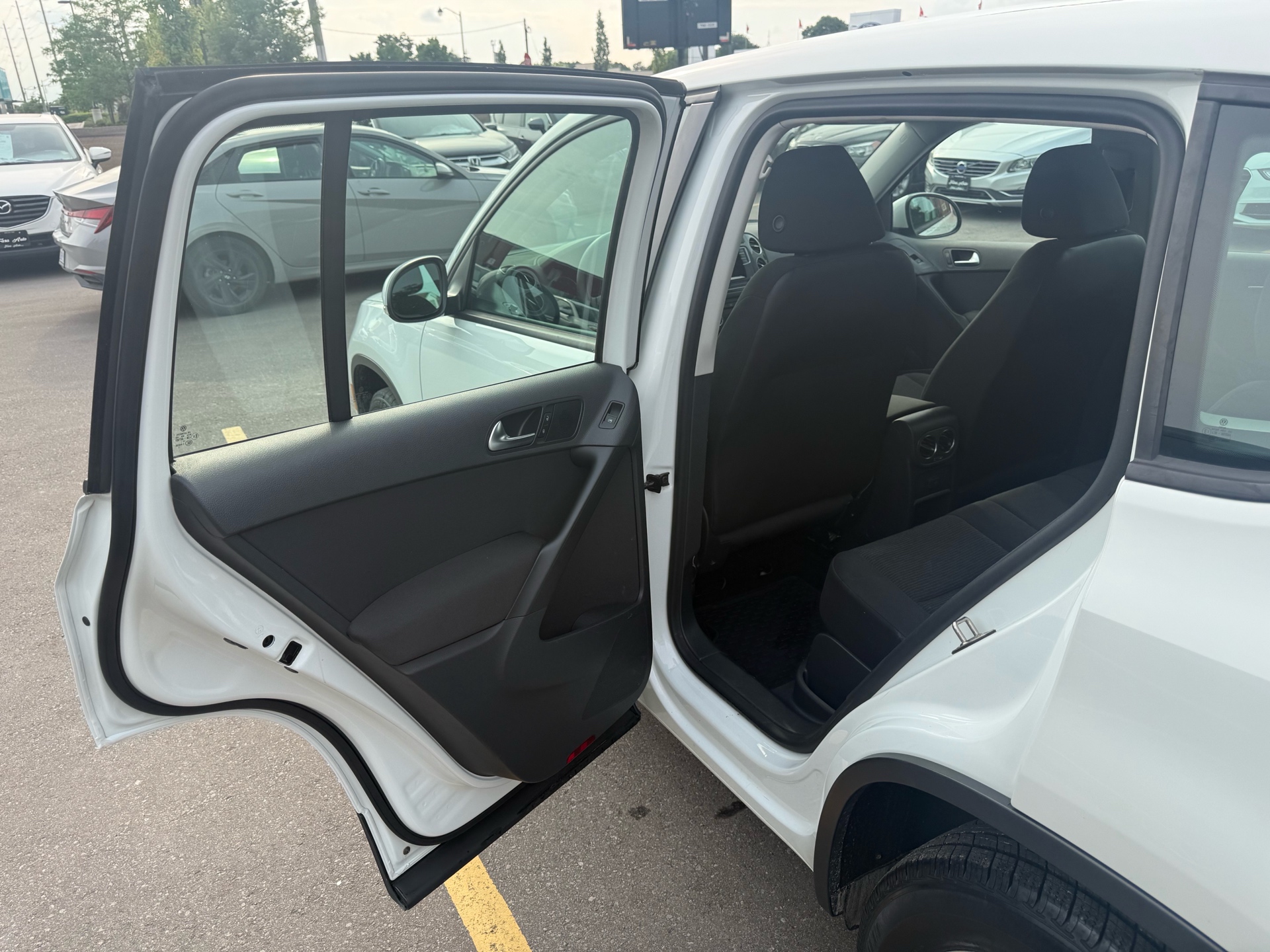 /carage/2016-Volkswagen-Tiguan-9439515098617437.jpg