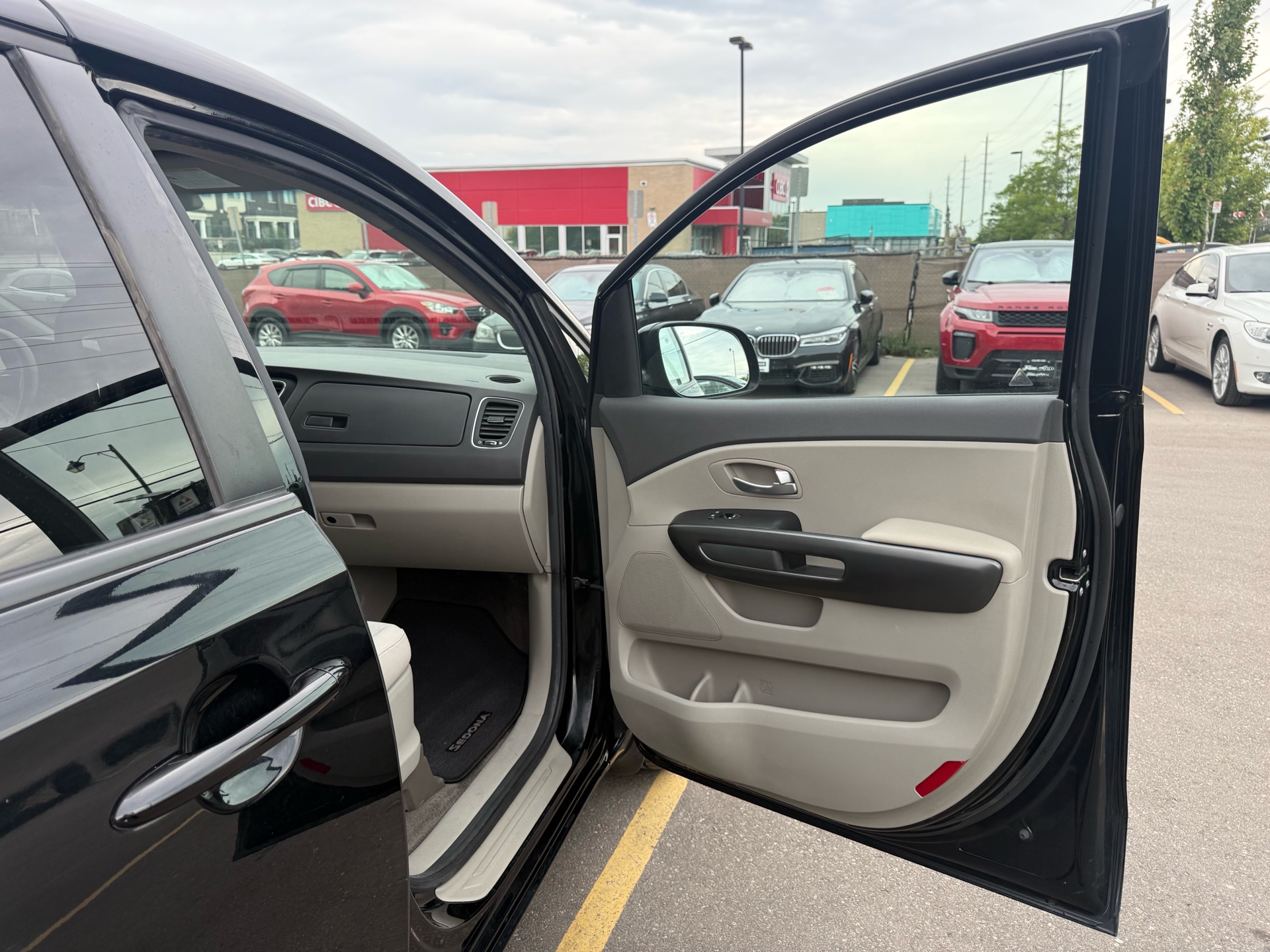 /carage/2017-Kia-Sedona-15581263496544318.jpg