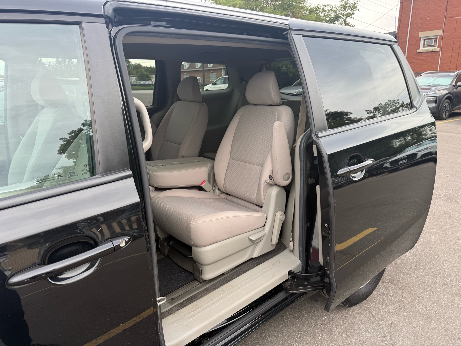 /carage/2017-Kia-Sedona-18285292386966234.jpg
