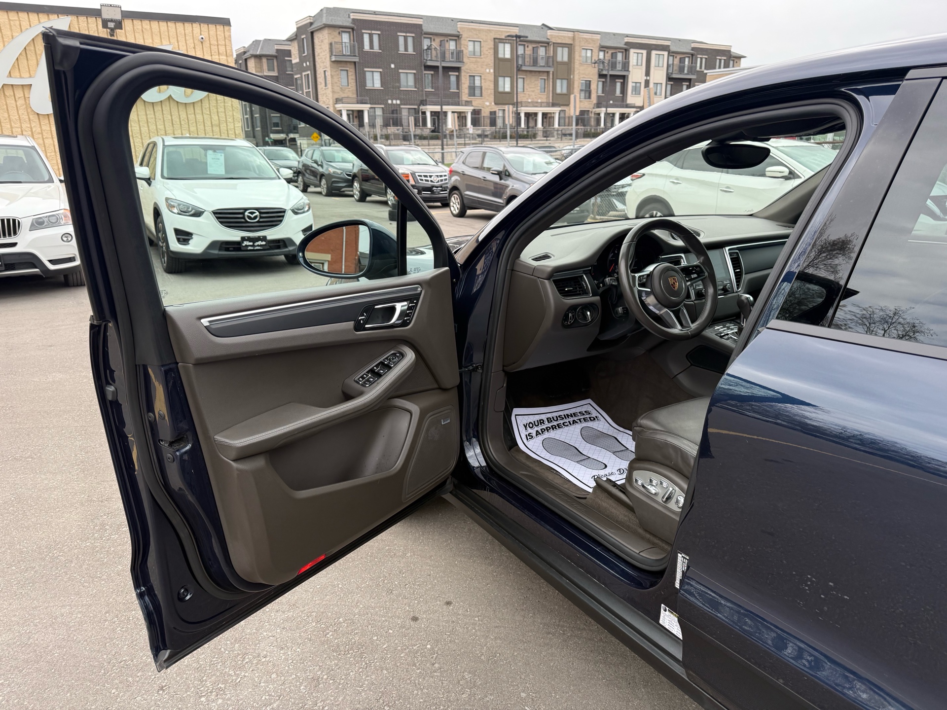 /carage/2017-Porsche-Macan-13702729425036897.jpg
