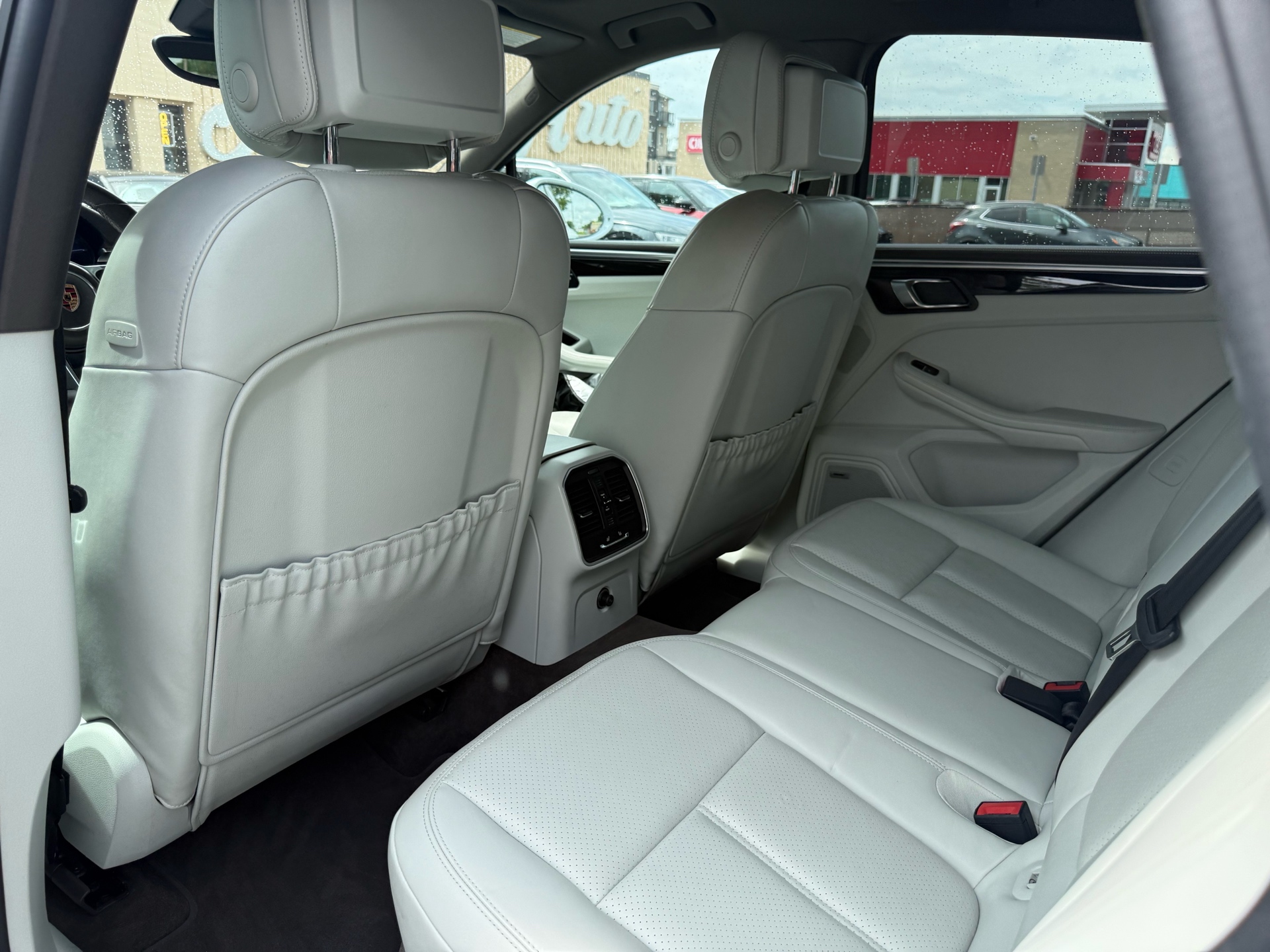 /carage/2017-Porsche-Macan-1939679962852363.jpg