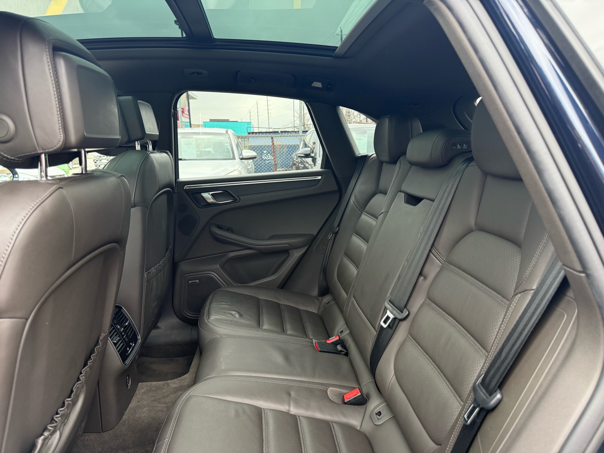/carage/2017-Porsche-Macan-34177149789940975.jpg