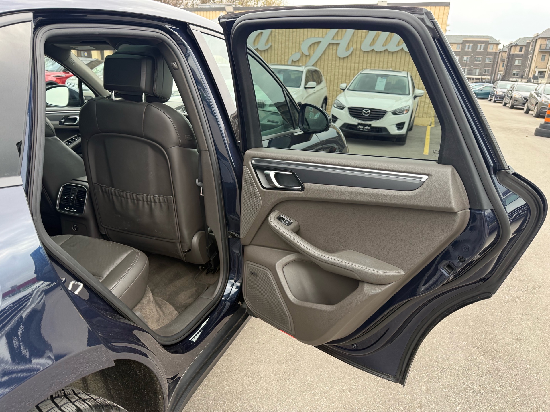 /carage/2017-Porsche-Macan-4198782222837645.jpg