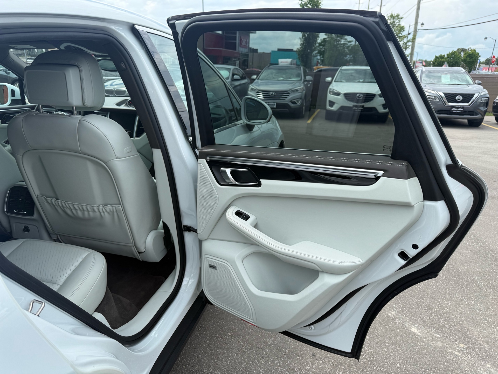 /carage/2017-Porsche-Macan-7967319794071799.jpg