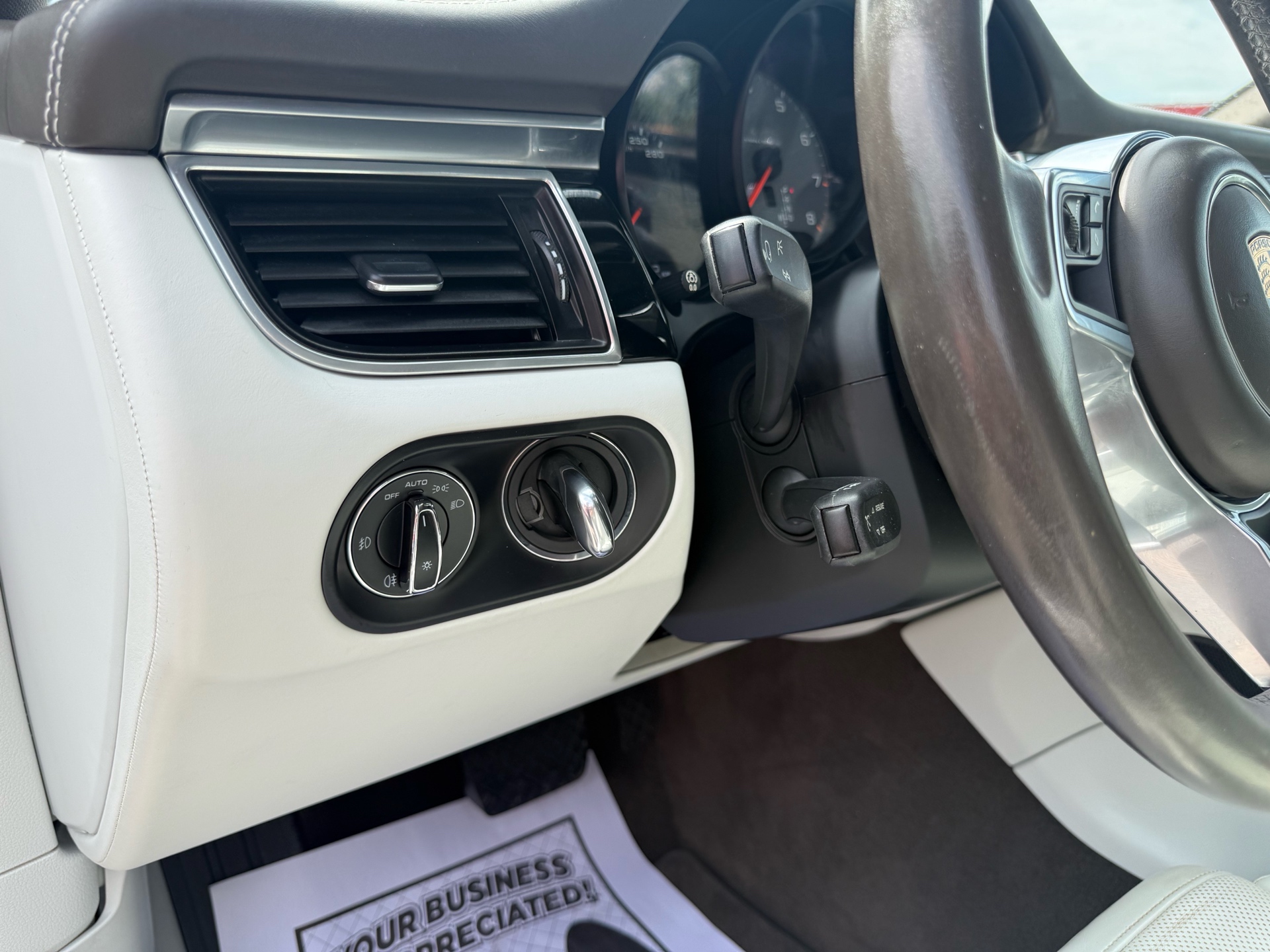 /carage/2017-Porsche-Macan-9128028159807409.jpg