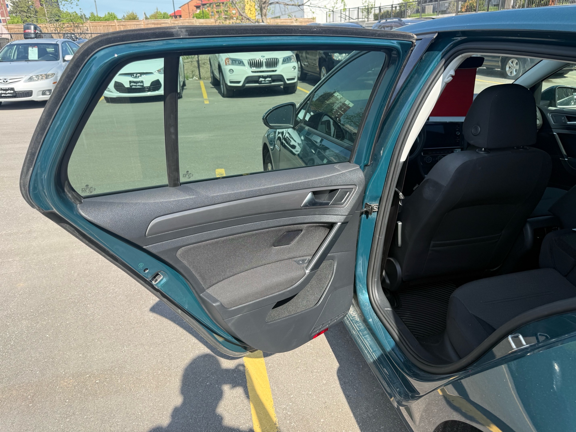 /carage/2017-Volkswagen-E-Golf-6462912670336192.jpg