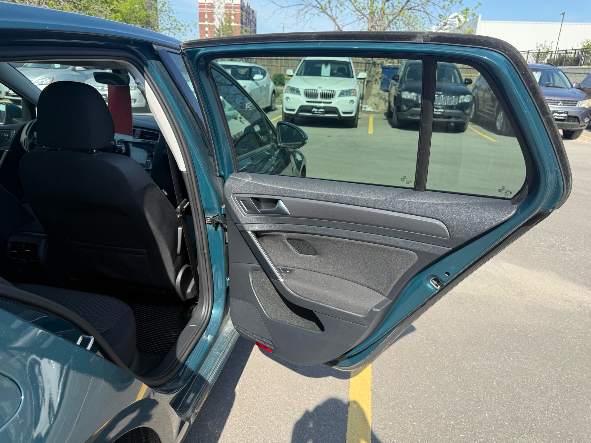 /carage/2017-Volkswagen-E-Golf-8759763453874523.jpg