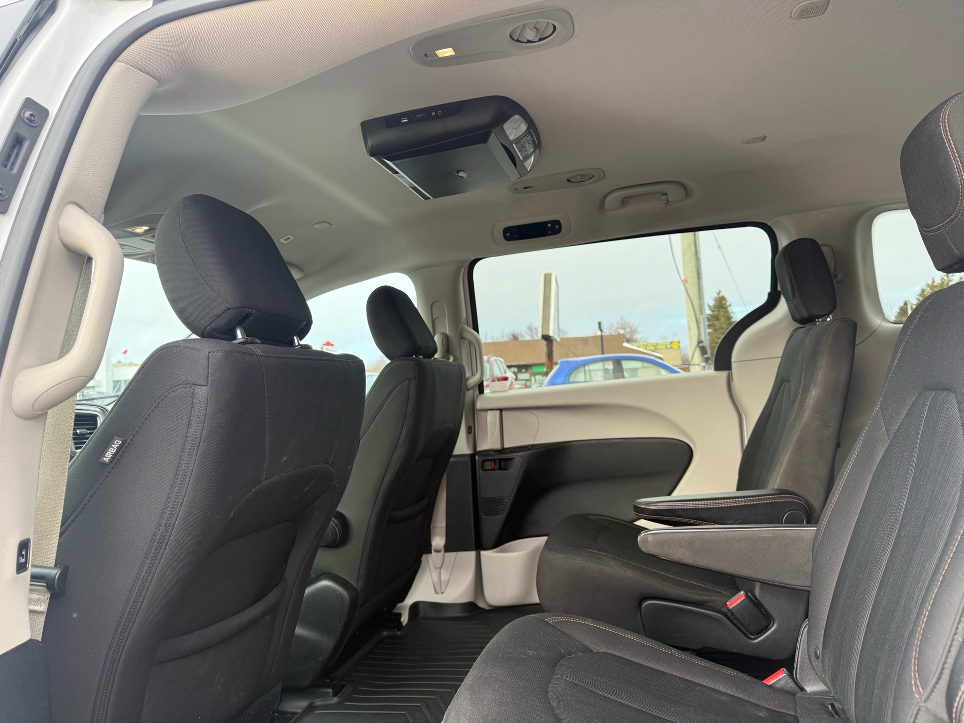 /carage/2018-Chrysler-Pacifica-004475138697015435.jpg