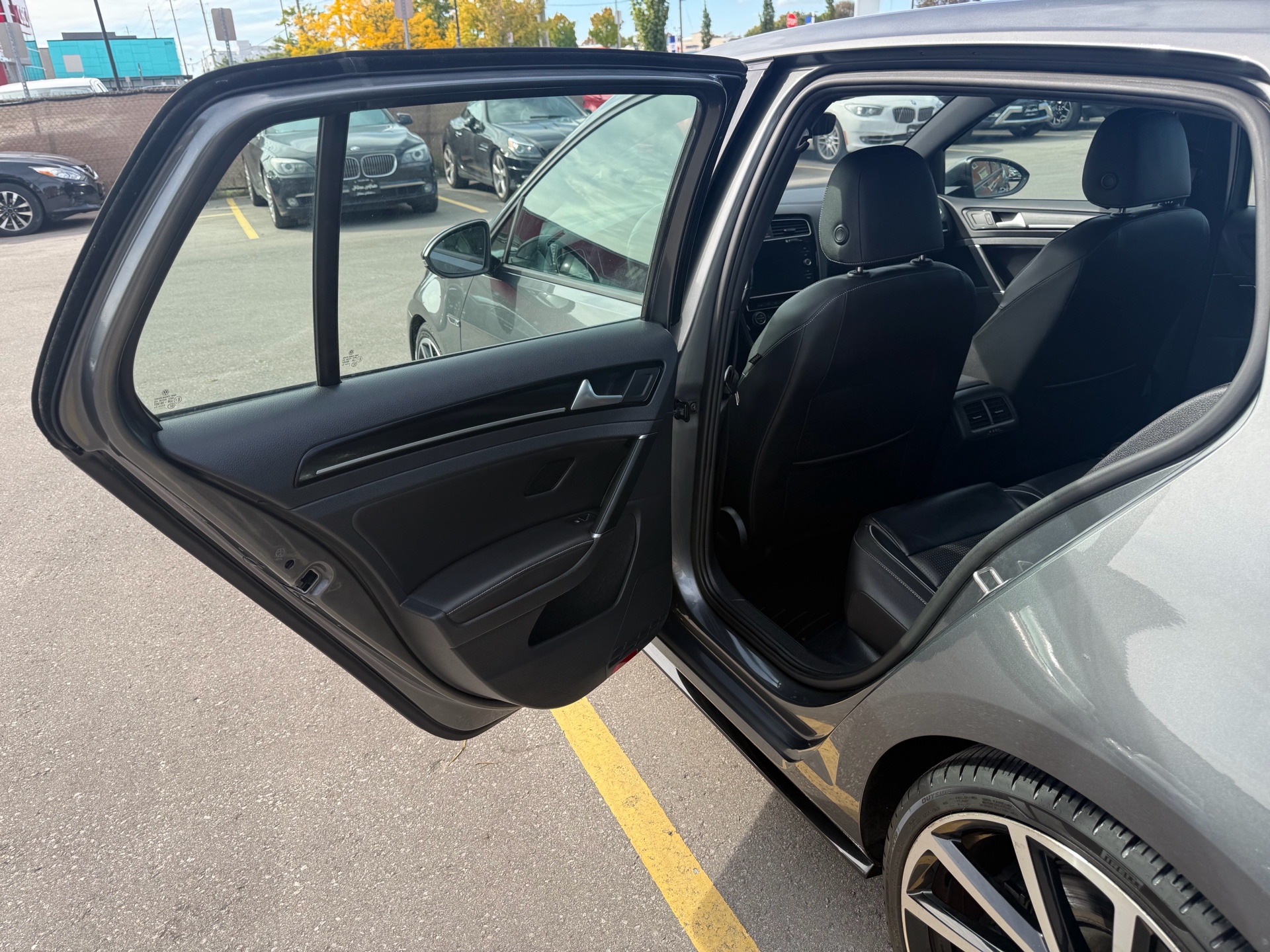 /carage/2018-Volkswagen-GolfR-058486190760494106.jpg