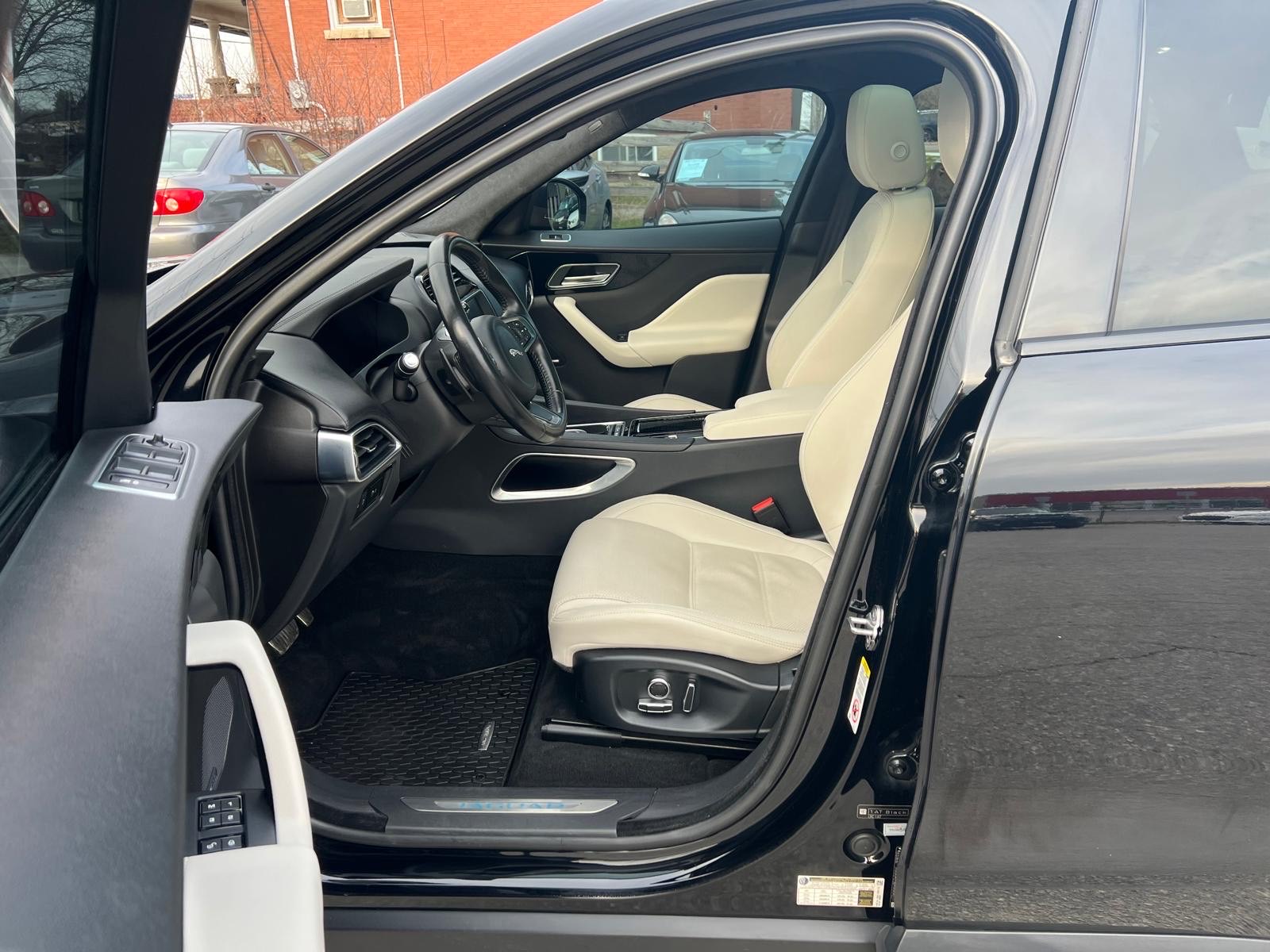 /carage/2019-Jaguar-F-PACE-05855153311213601.jpg