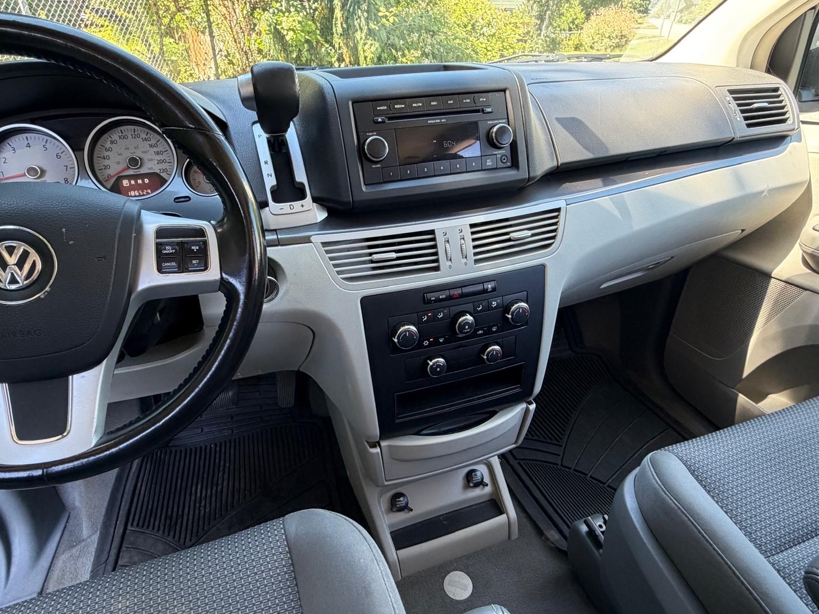 /choosesuperauto/2011-Volkswagen-Routan-055394285956161804.jpg
