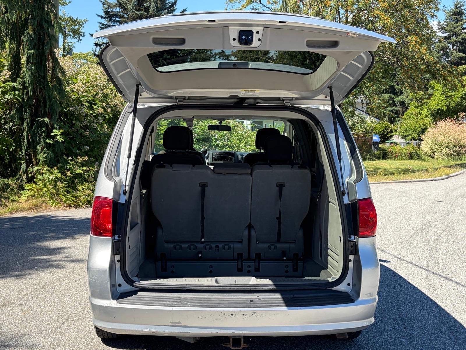 /choosesuperauto/2011-Volkswagen-Routan-13868077980351168.jpg