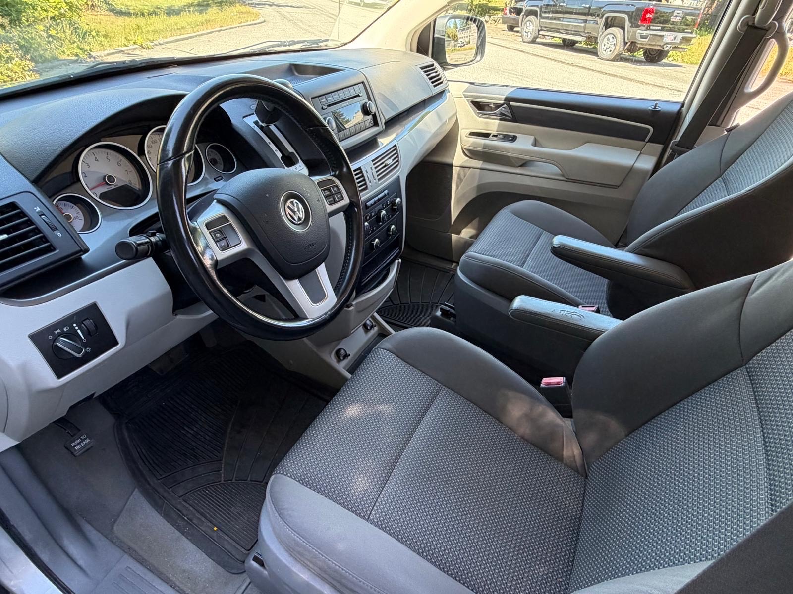 /choosesuperauto/2011-Volkswagen-Routan-17566096845038937.jpg