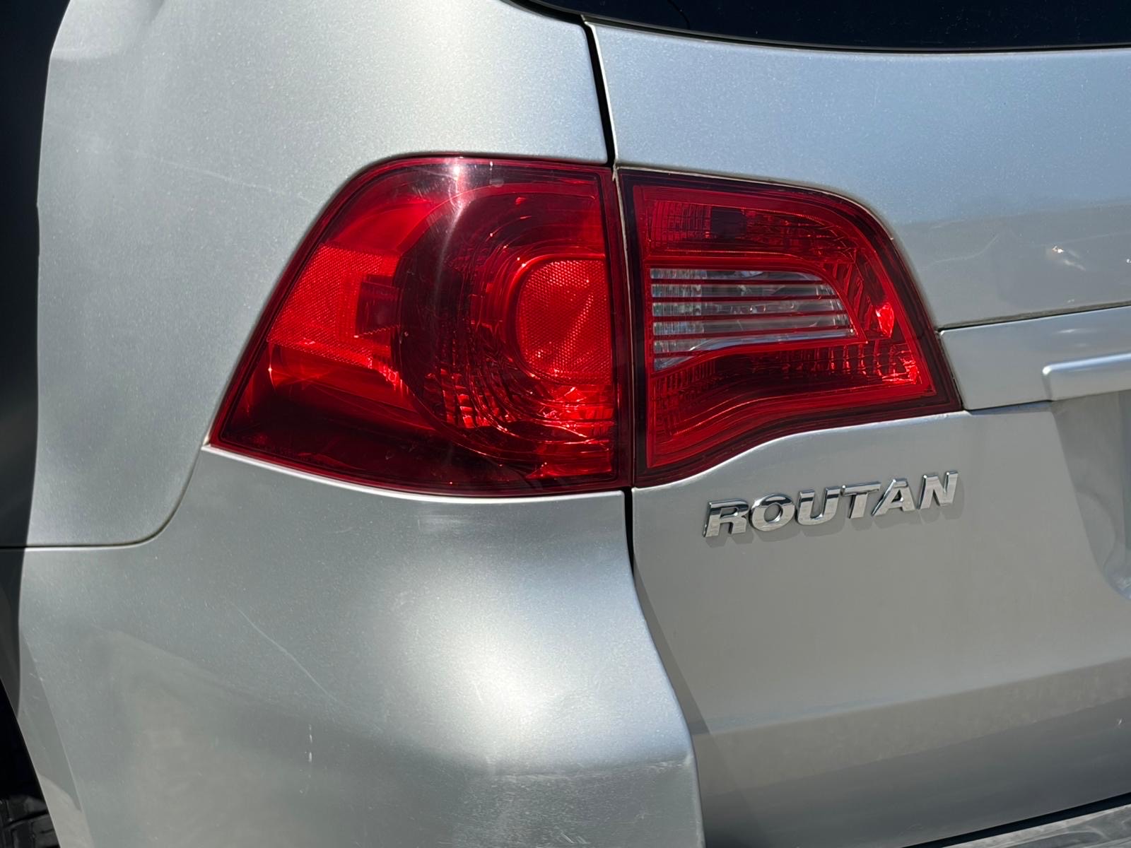 /choosesuperauto/2011-Volkswagen-Routan-24839877069560679.jpg