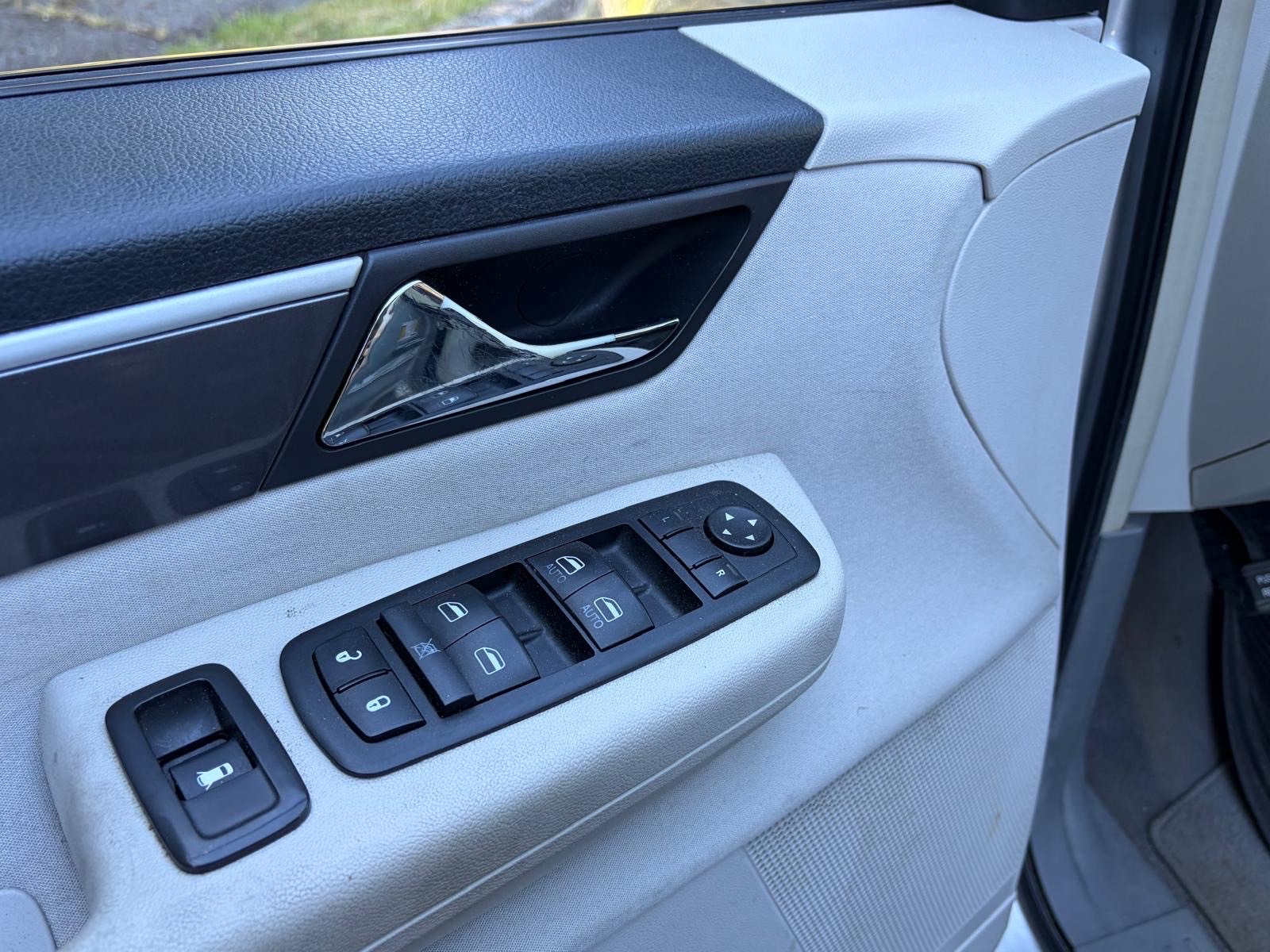 /choosesuperauto/2011-Volkswagen-Routan-25483190407210476.jpg