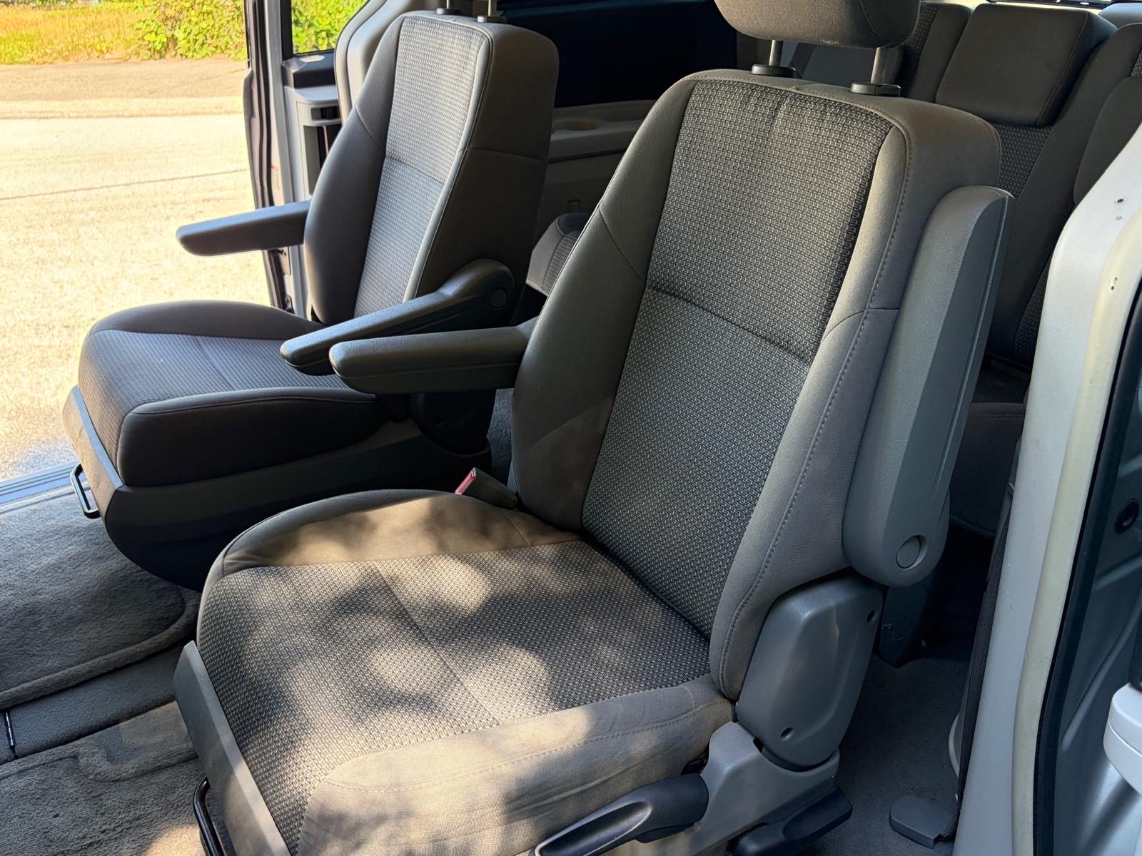 /choosesuperauto/2011-Volkswagen-Routan-338940862029941.jpg